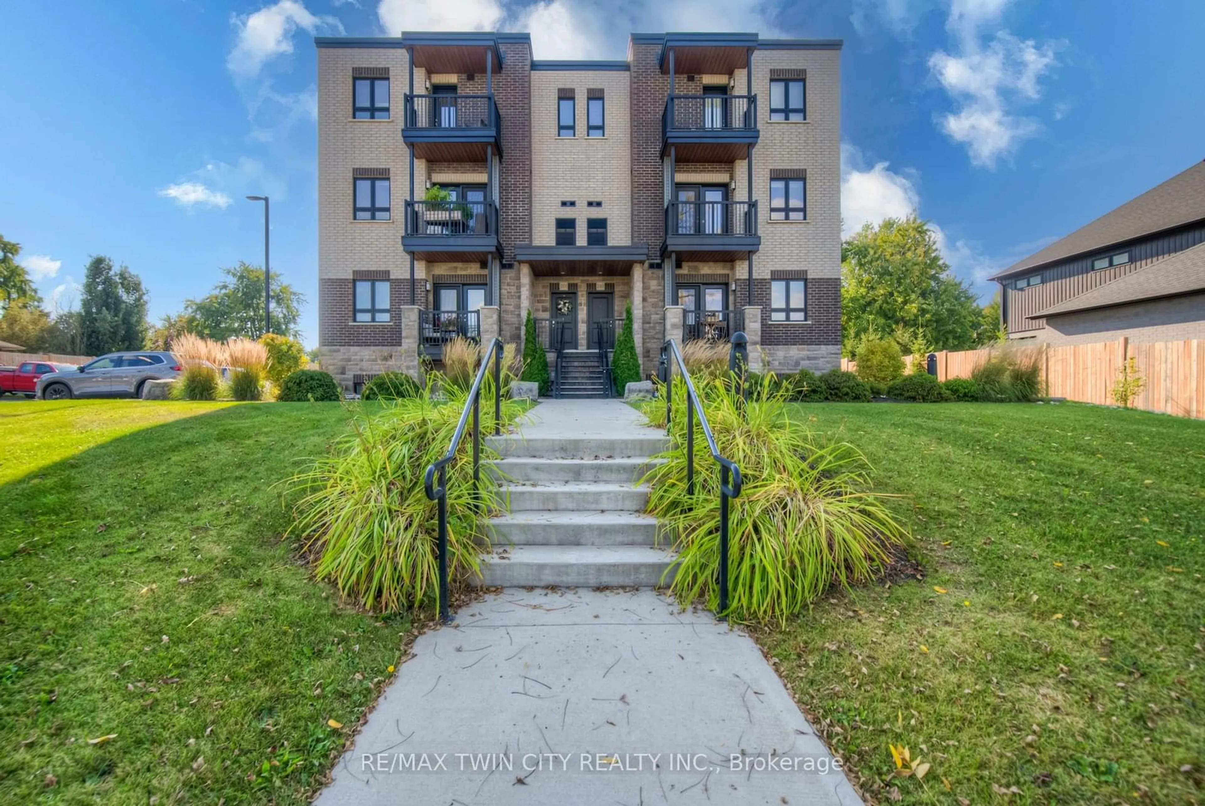 A pic from exterior of the house or condo, the front or back of building for 408 Guelph Ave #6, Cambridge Ontario N3C 0H3