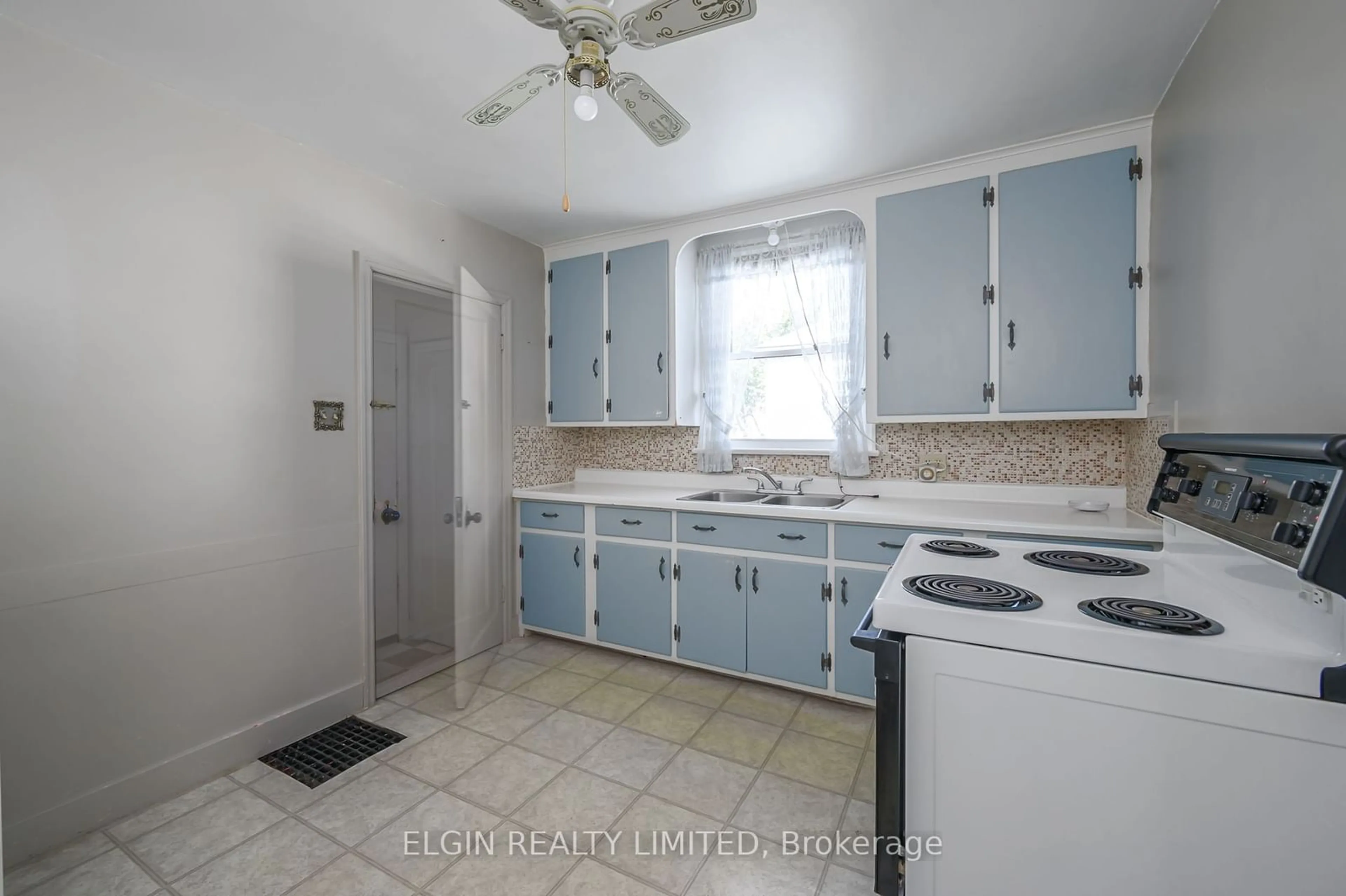 Standard kitchen, cottage for 35 First Ave, St. Thomas Ontario N5R 4M7