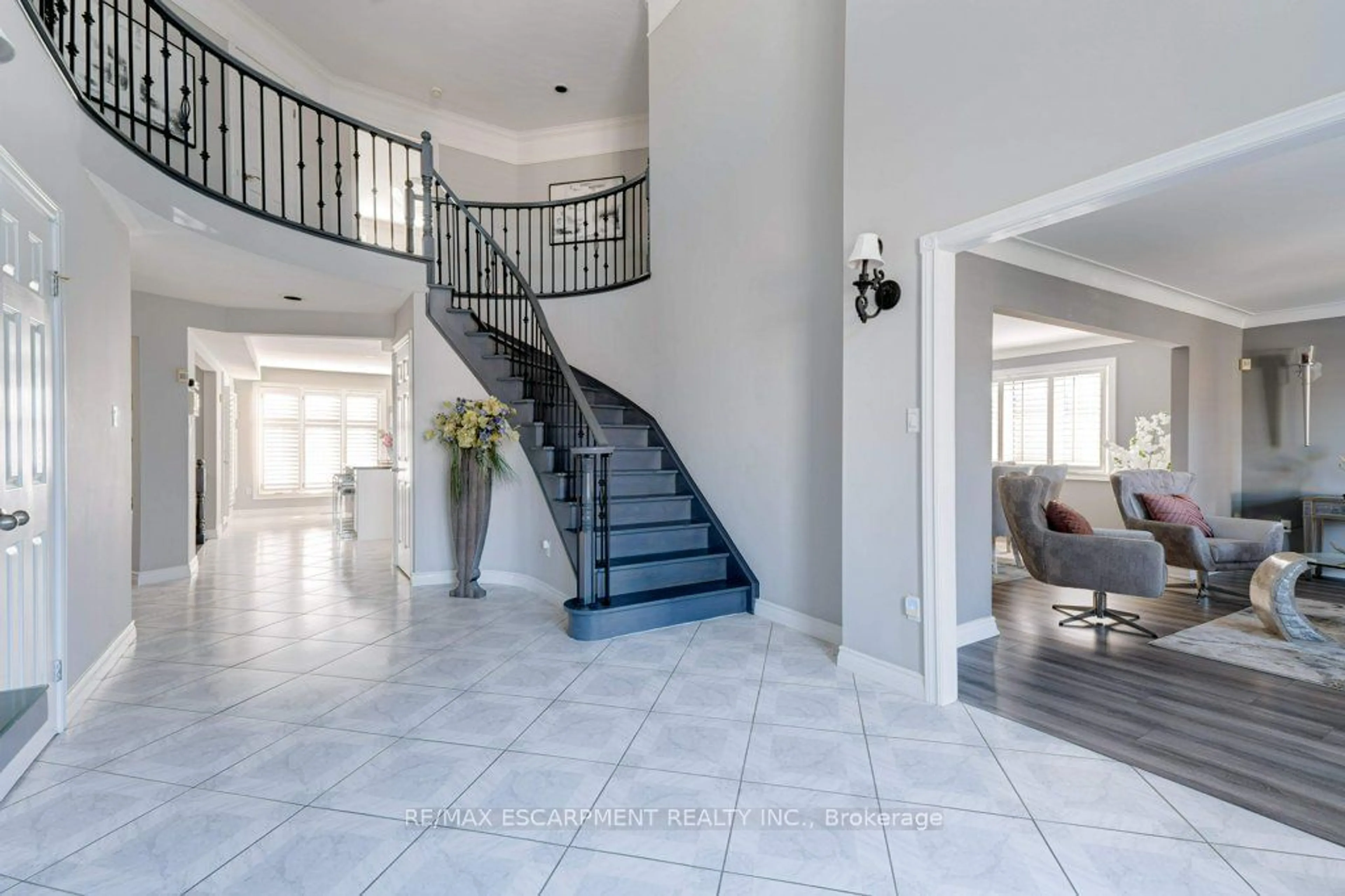 Indoor foyer, cement floor for 35 Lido Dr, Hamilton Ontario L8E 5E8