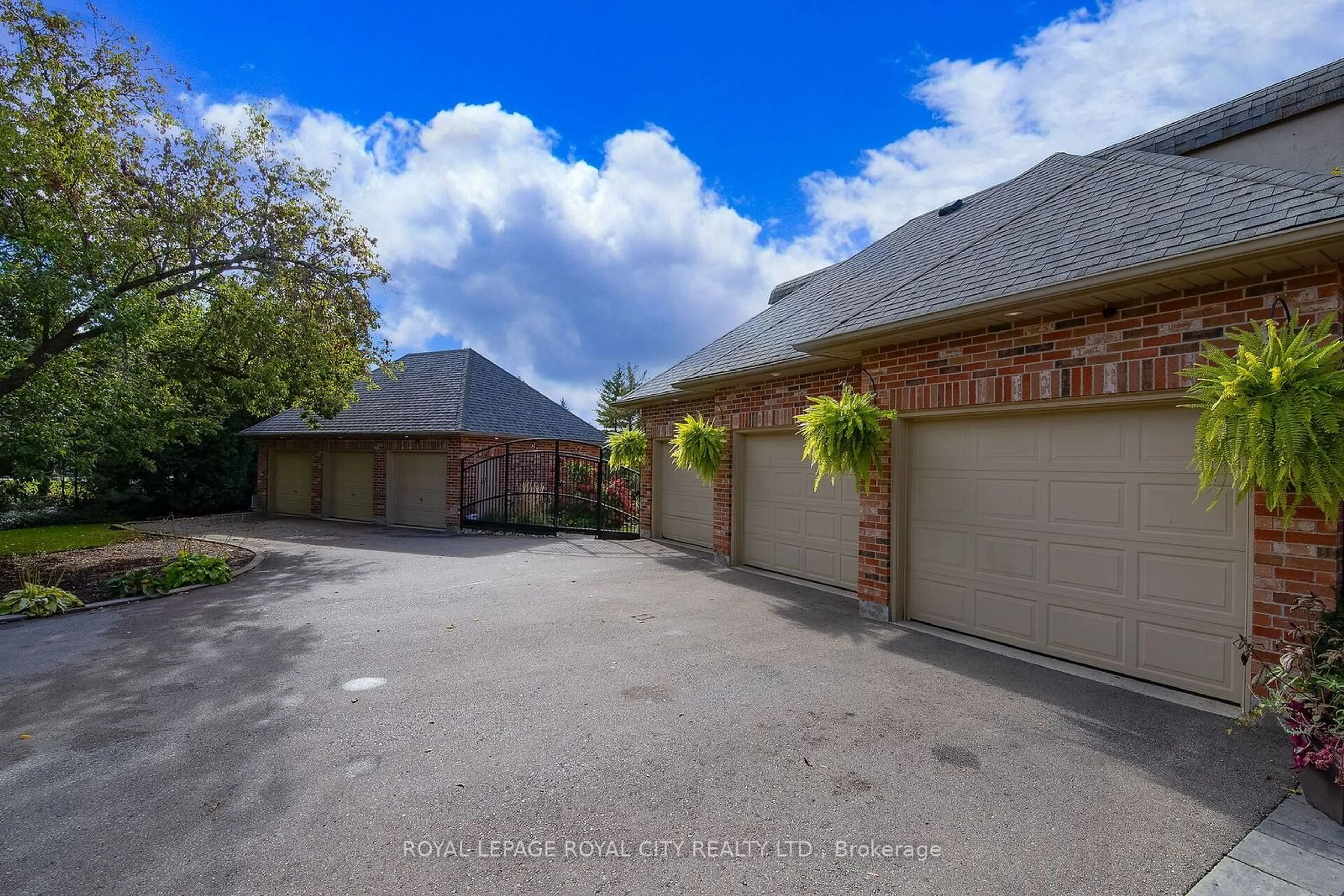 A pic from exterior of the house or condo, the street view for 7 Fox Run Dr, Puslinch Ontario N1H 6H9