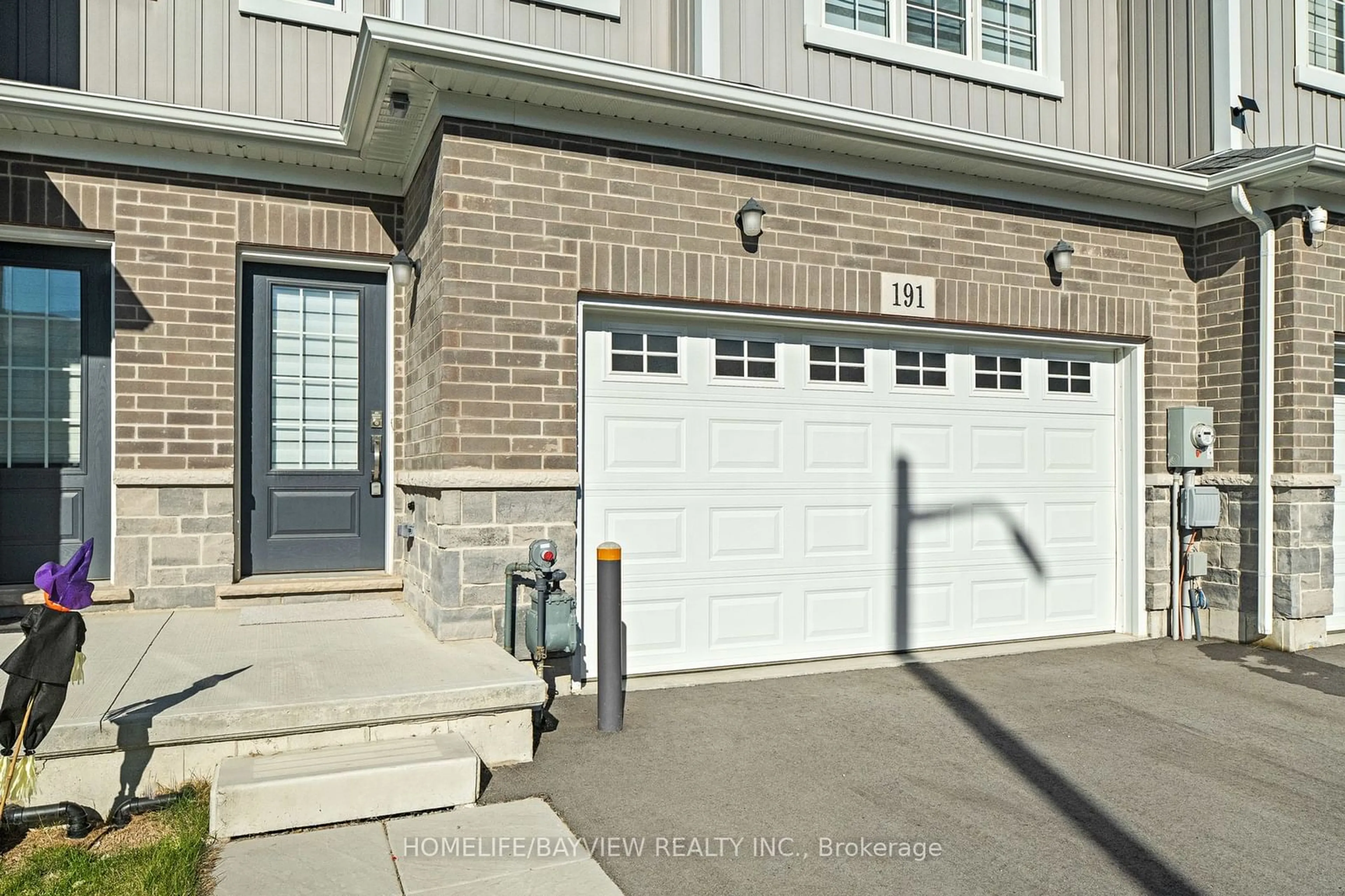 A pic from exterior of the house or condo, the street view for 191 Bur Oak Dr, Thorold Ontario L2V 0C1