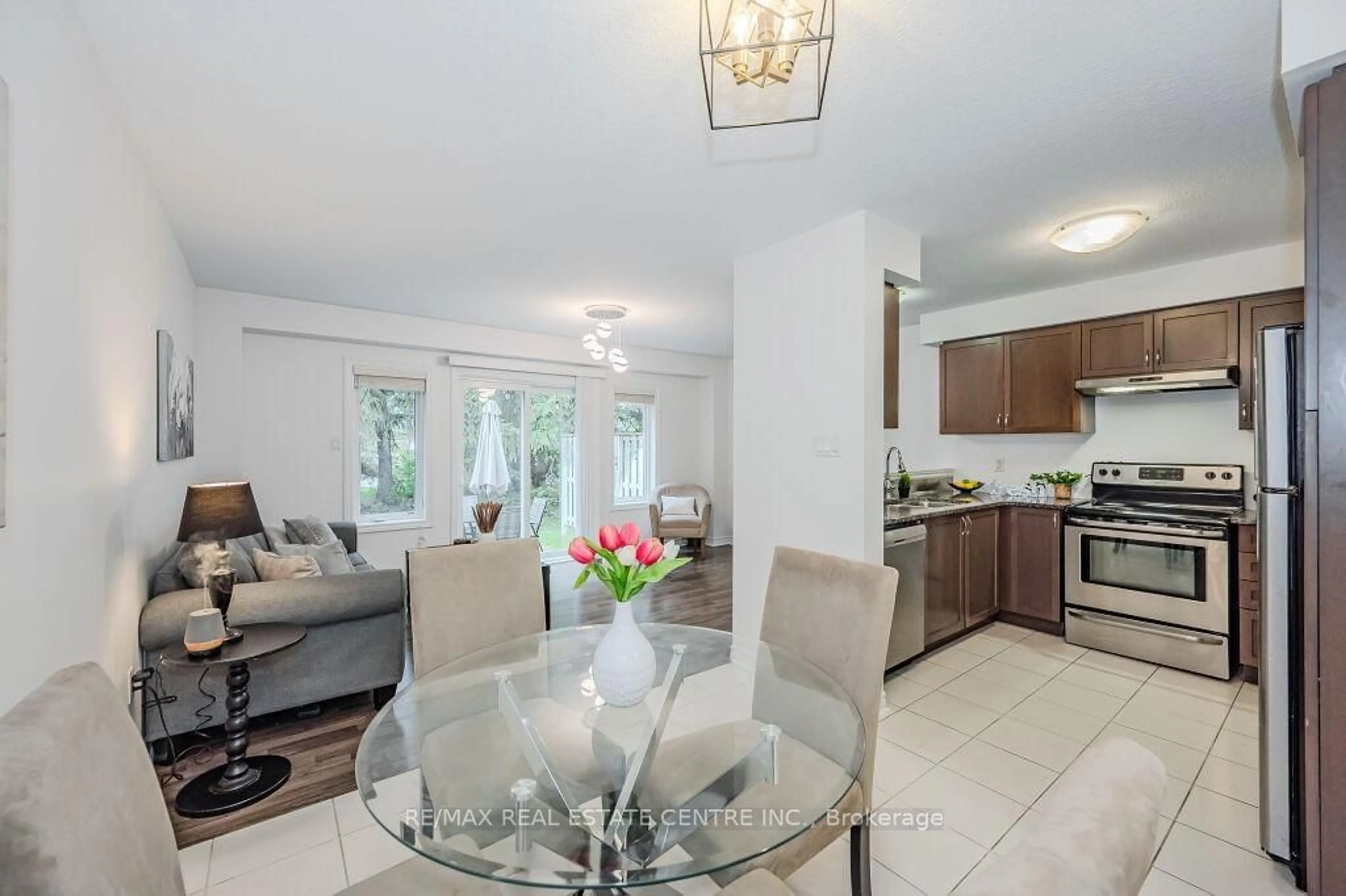 Open concept kitchen for 27 Arlington Cres, Guelph Ontario N1L 0K9