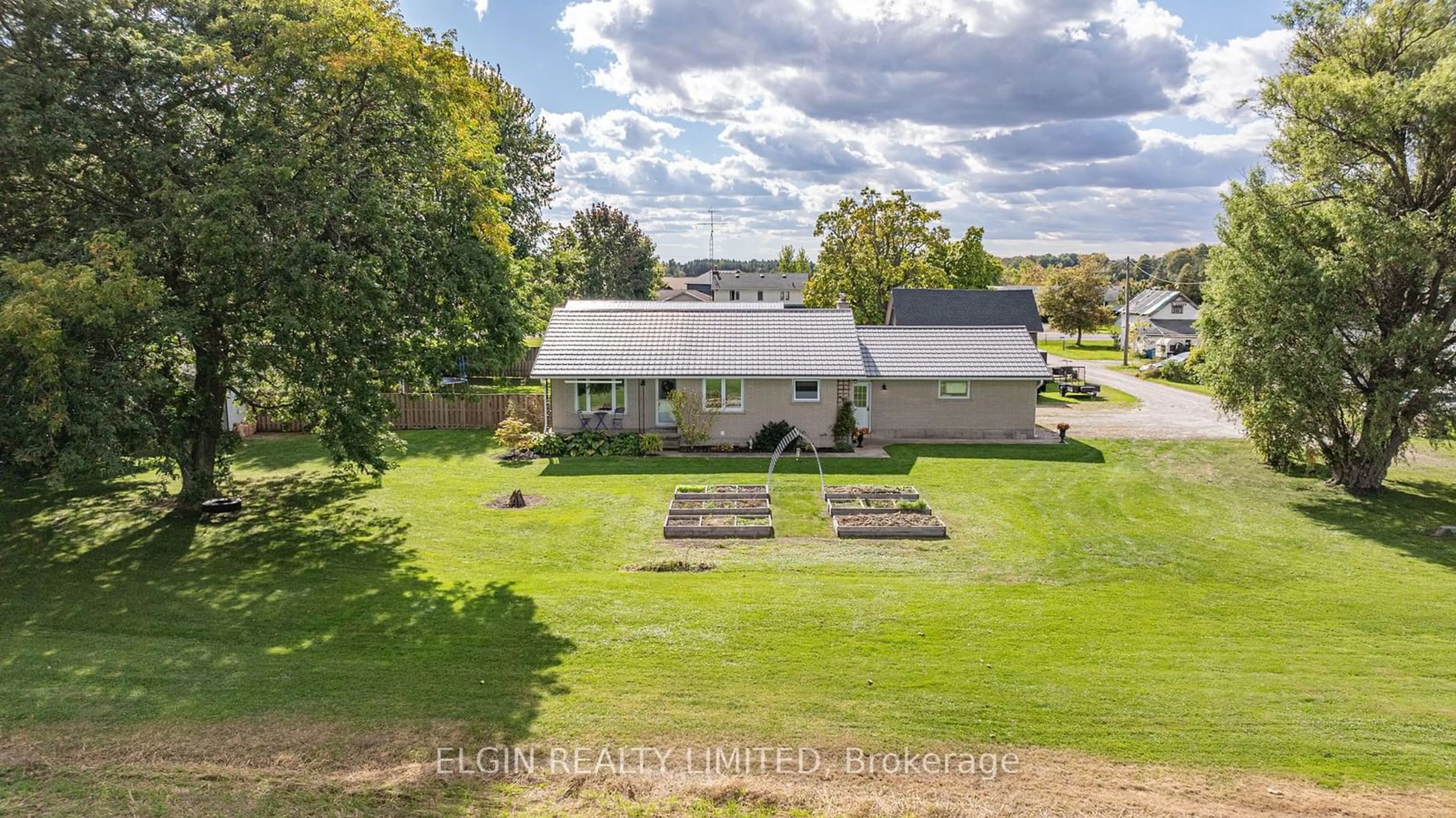 Frontside or backside of a home for 33257 Queen St, Southwold Ontario N0L 1P0