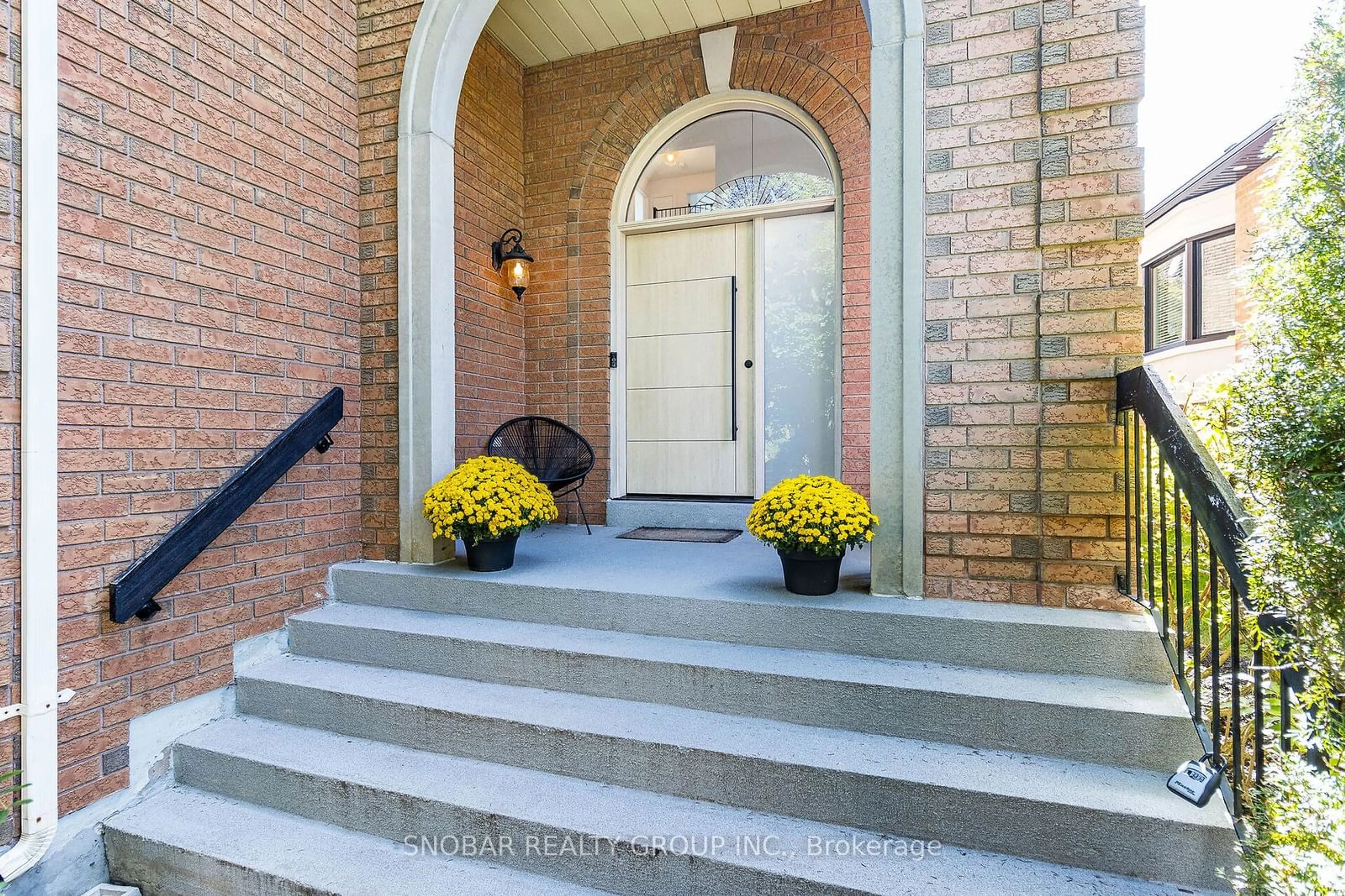 Indoor entryway for 82 Laurendale Ave, Hamilton Ontario L8B 0M6