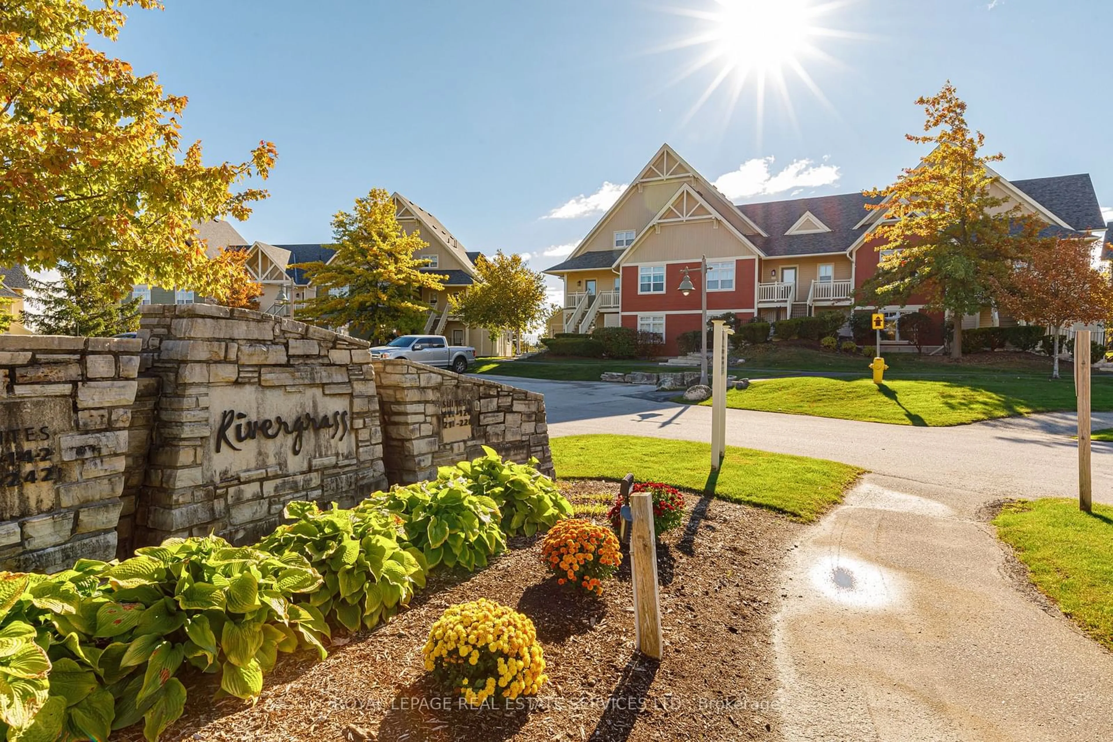 A pic from exterior of the house or condo, the street view for 125 Fairway Crt #120, Blue Mountains Ontario L9Y 0P8