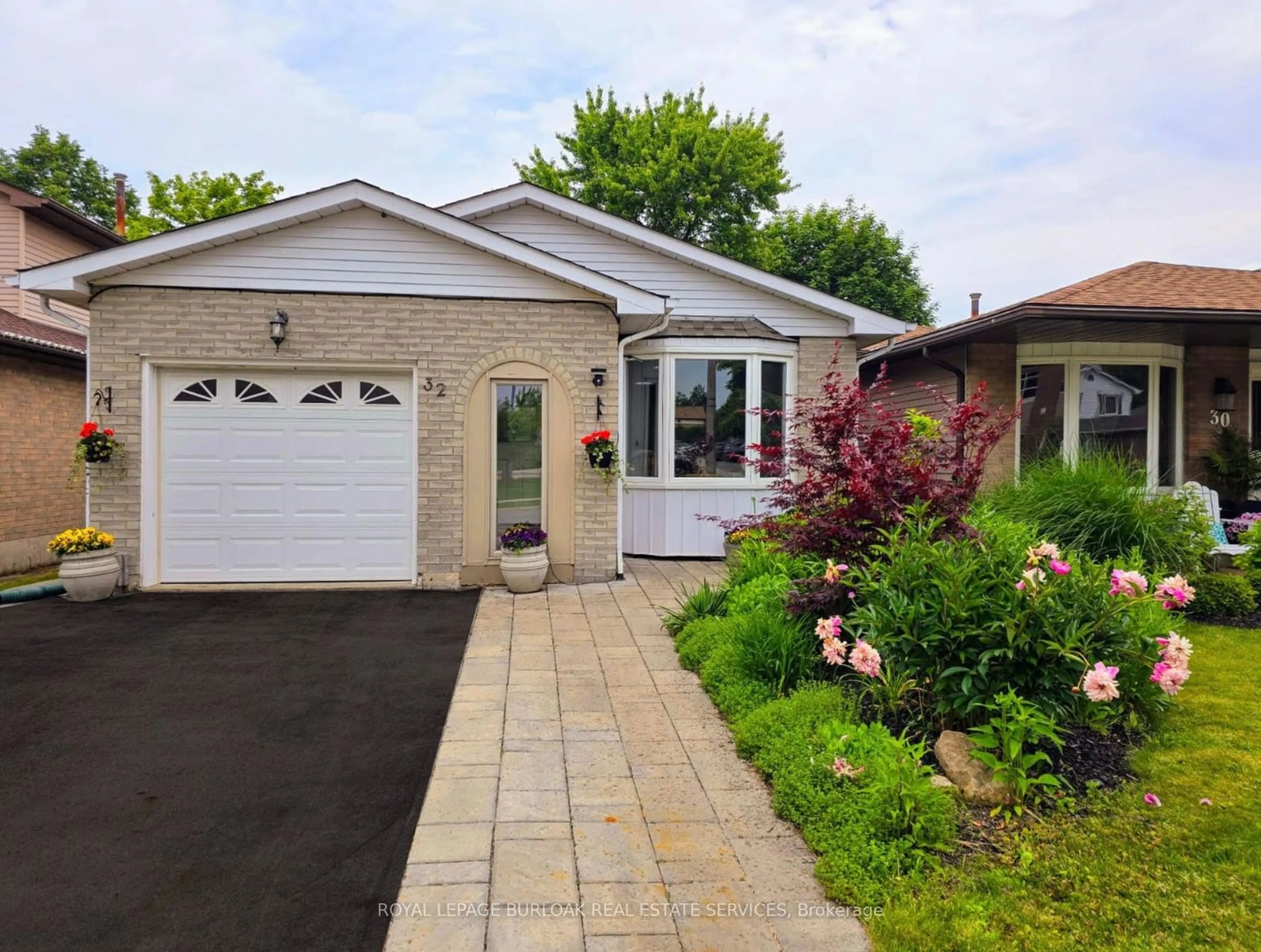 Frontside or backside of a home for 32 Braeheid Ave, Hamilton Ontario L8B 0E5