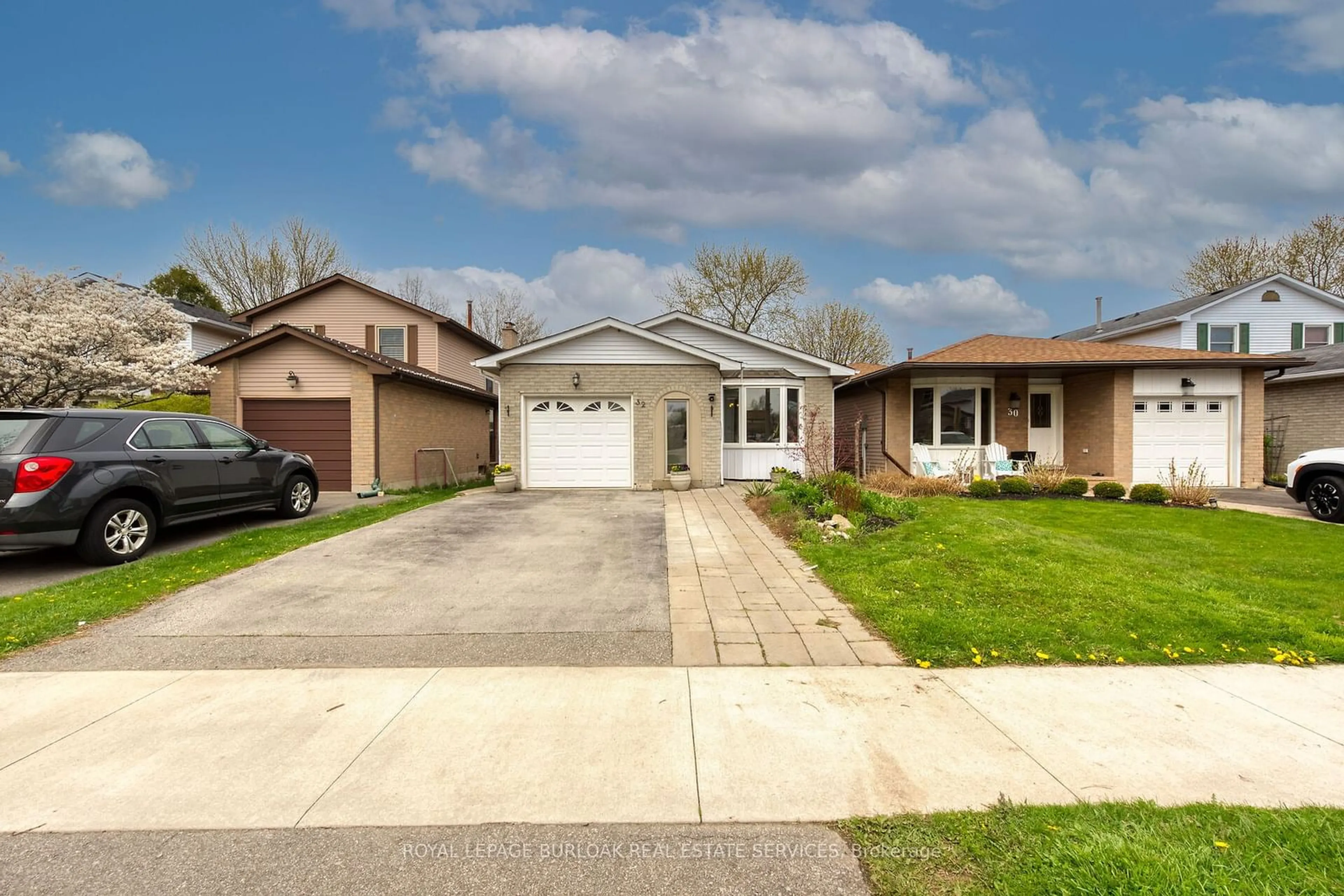 Frontside or backside of a home for 32 Braeheid Ave, Hamilton Ontario L8B 0E5