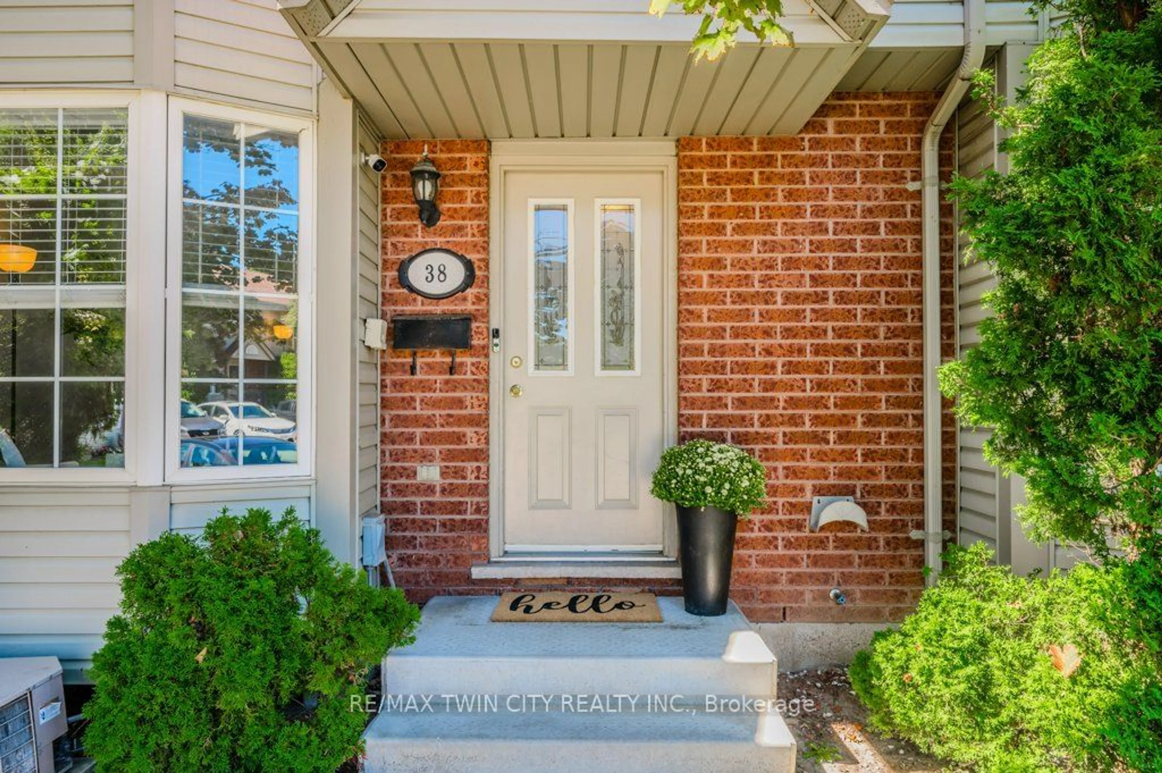 Indoor entryway, wood floors for 235 Saginaw Pkwy #38, Cambridge Ontario N1T 1X4