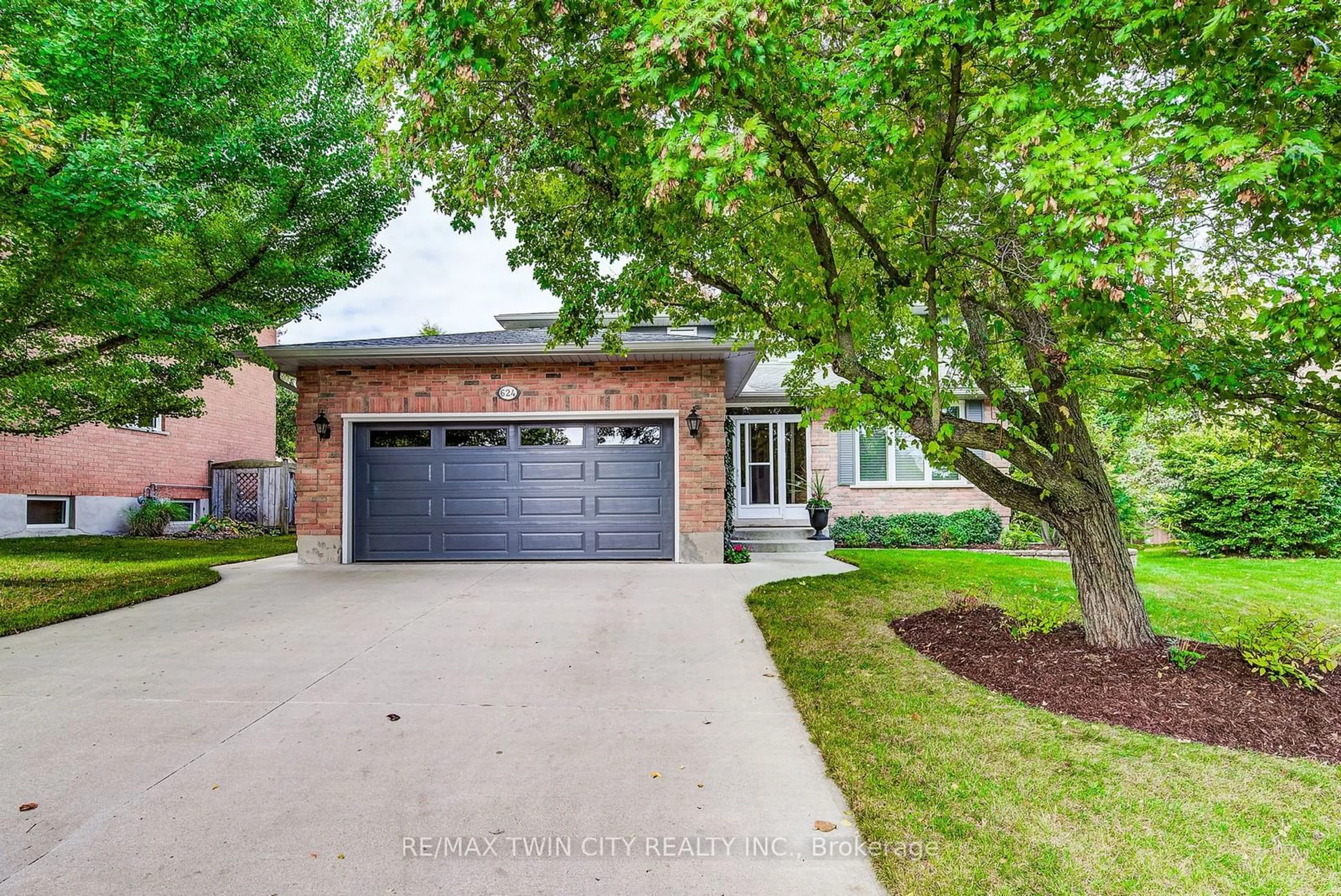 Home with brick exterior material for 624 Red Pine Dr, Waterloo Ontario N2V 1R9