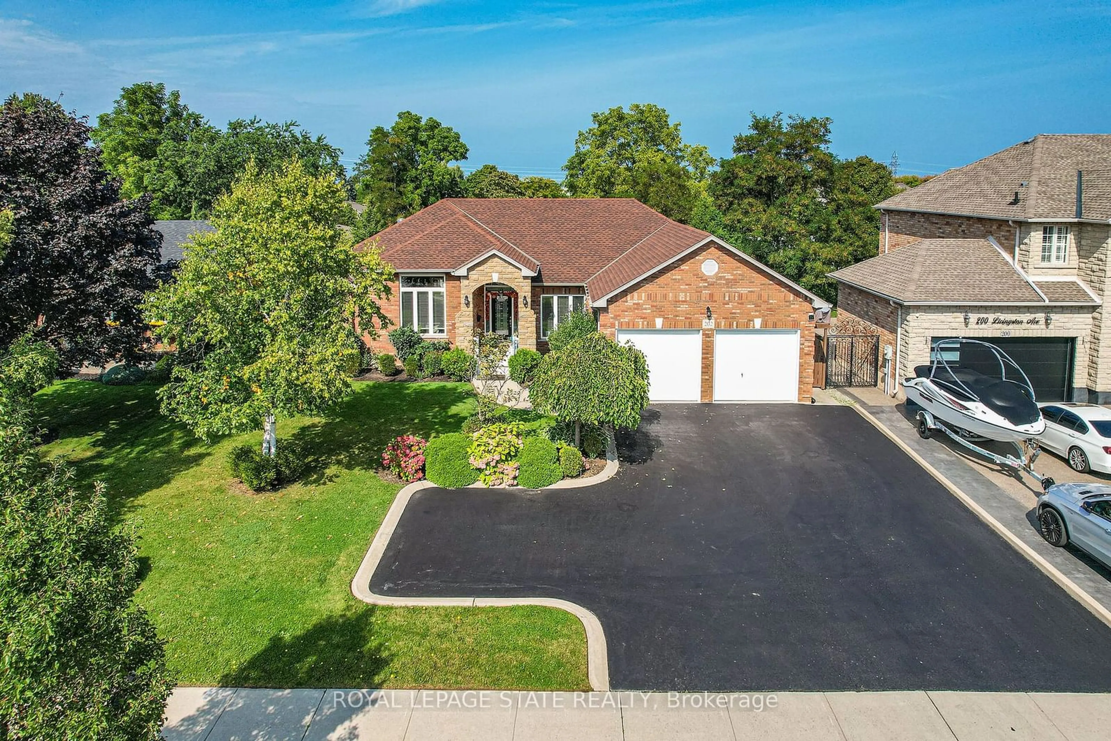 Frontside or backside of a home, the street view for 202 Livingston Ave, Grimsby Ontario L3M 4V8