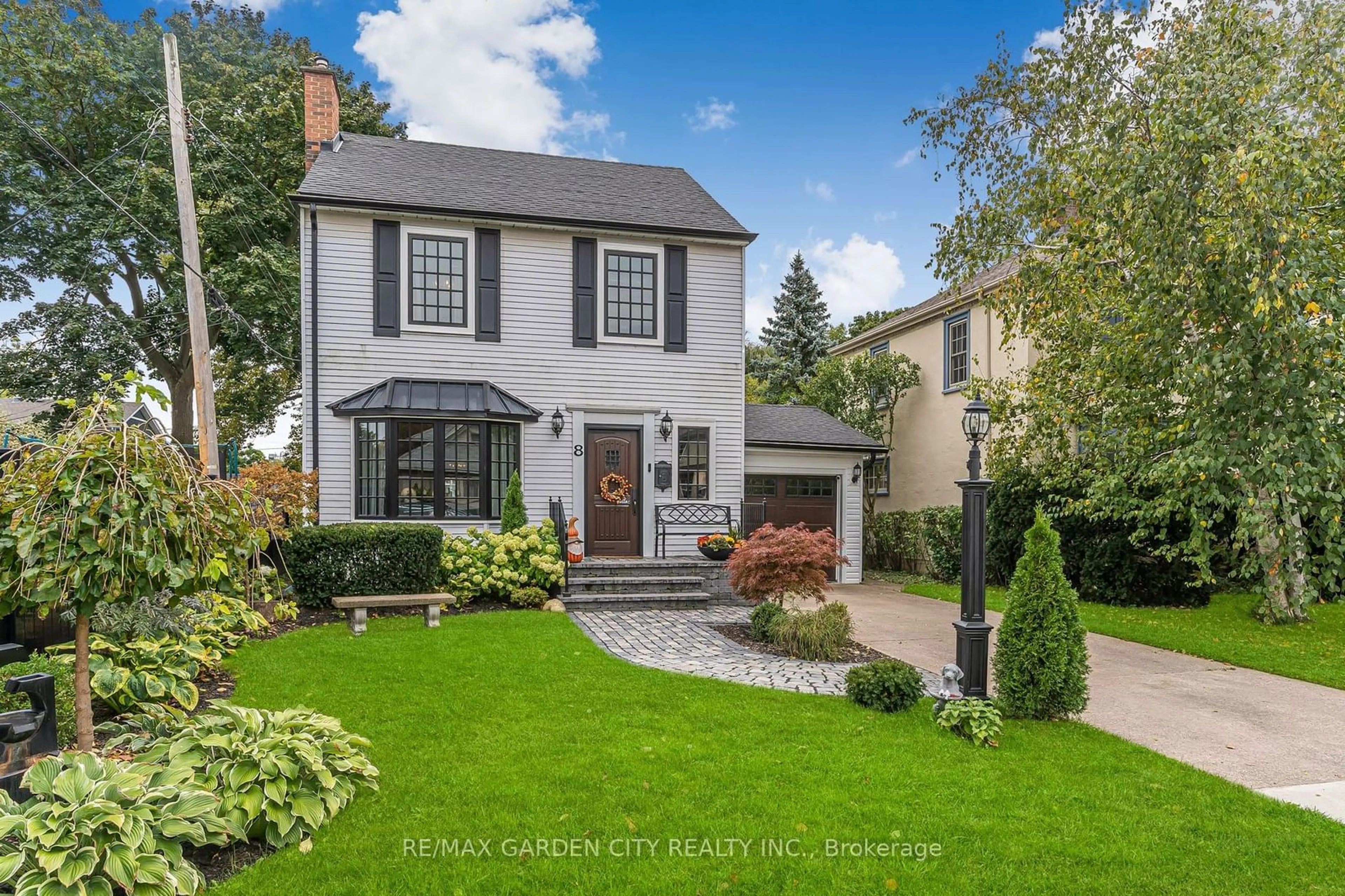 Frontside or backside of a home, cottage for 8 Ridgewood Rd, St. Catharines Ontario L2R 3S3