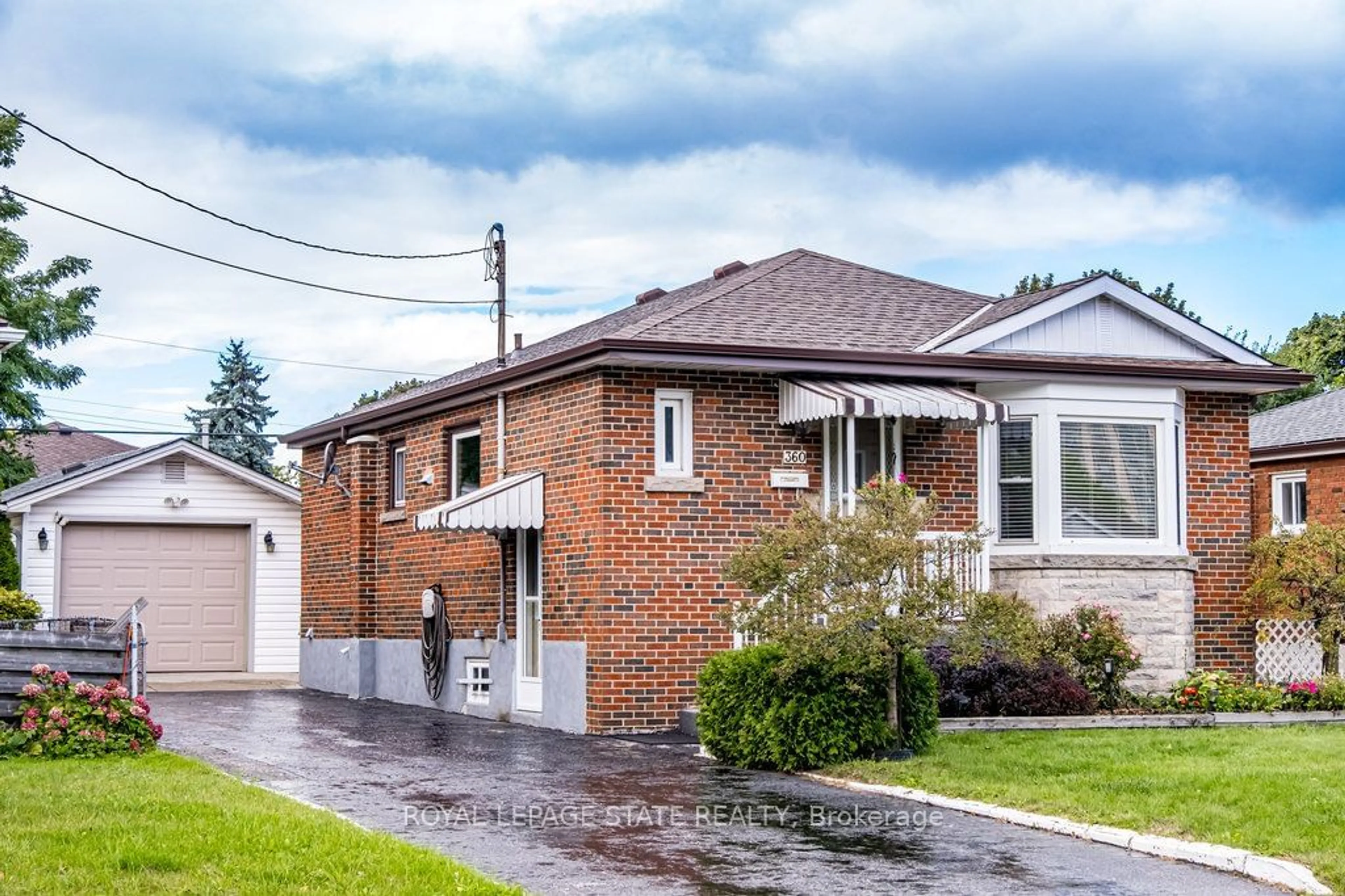 Home with brick exterior material for 360 East 34th St, Hamilton Ontario L8V 3X3