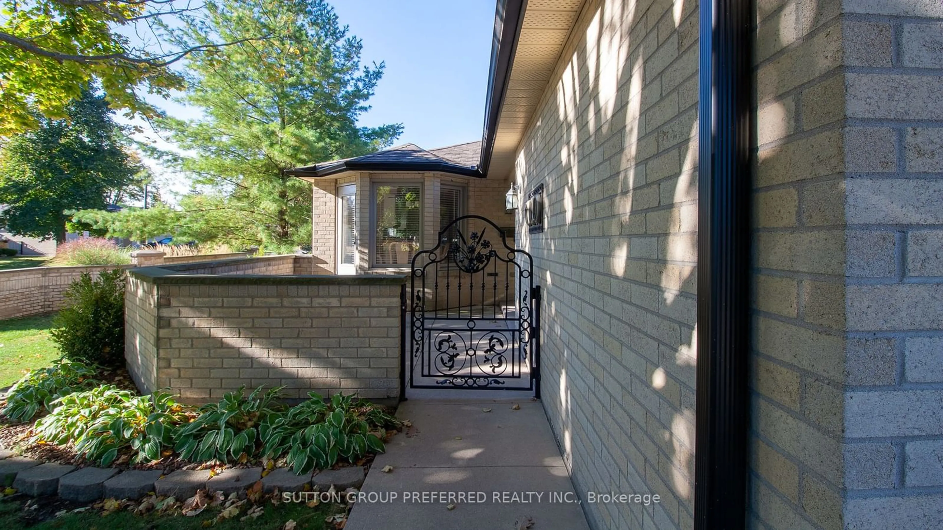 Indoor entryway for 93 Pine Valley Gate #53, London Ontario N6J 4L7