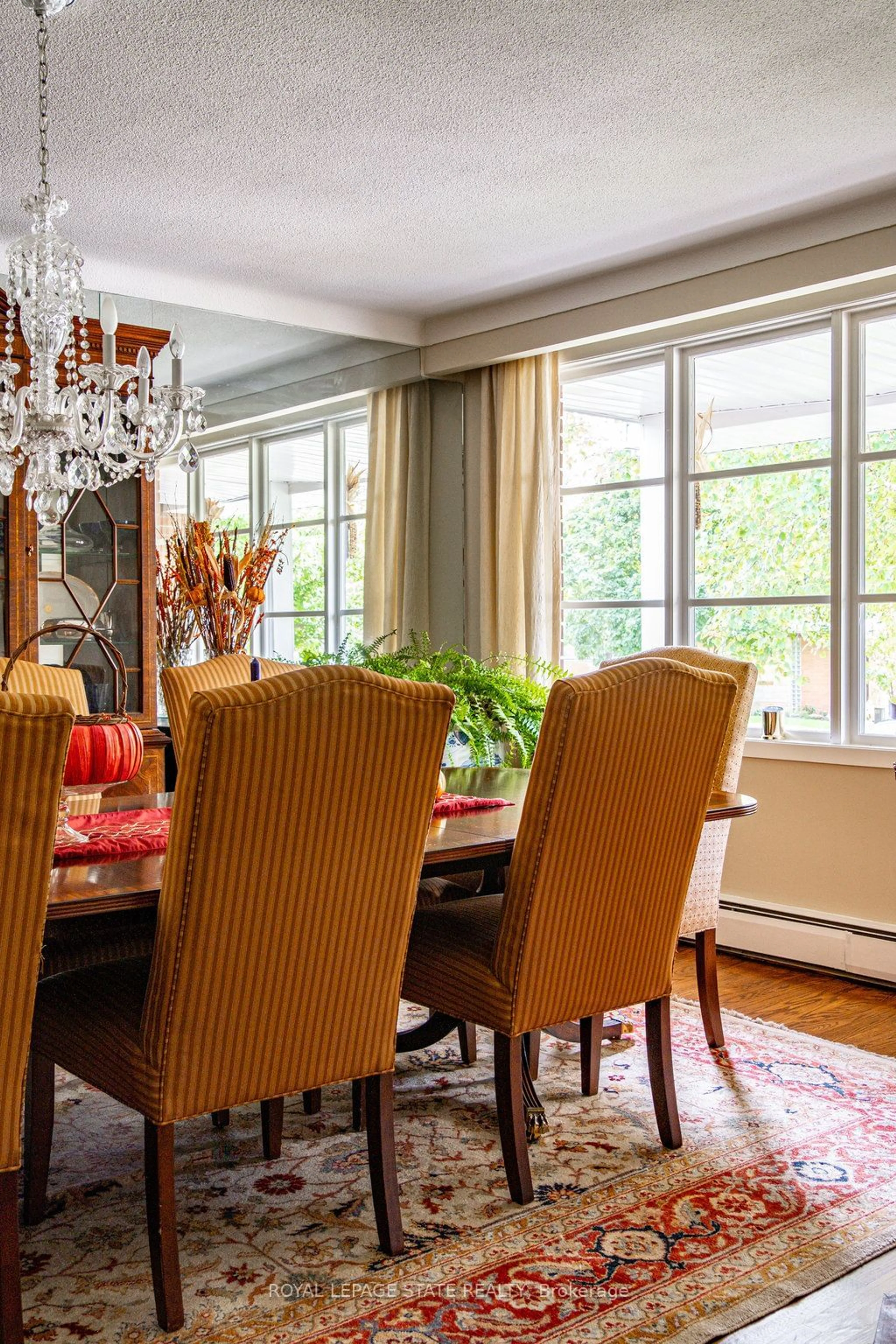 Dining room, wood floors for 90 Robinhood Dr, Hamilton Ontario L9H 4G4