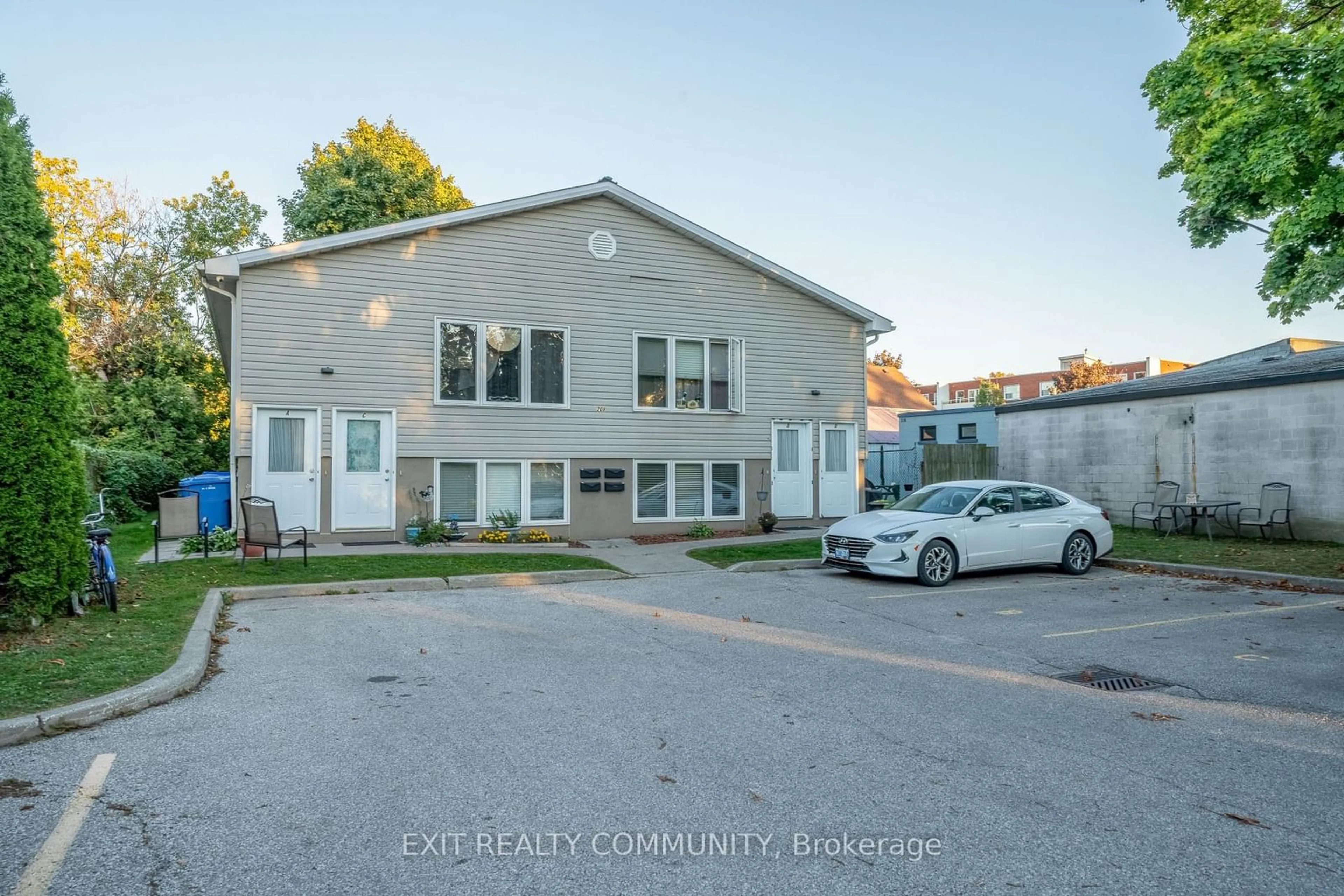 A pic from exterior of the house or condo, the front or back of building for 208 Christina St, Sarnia Ontario N7T 2N2