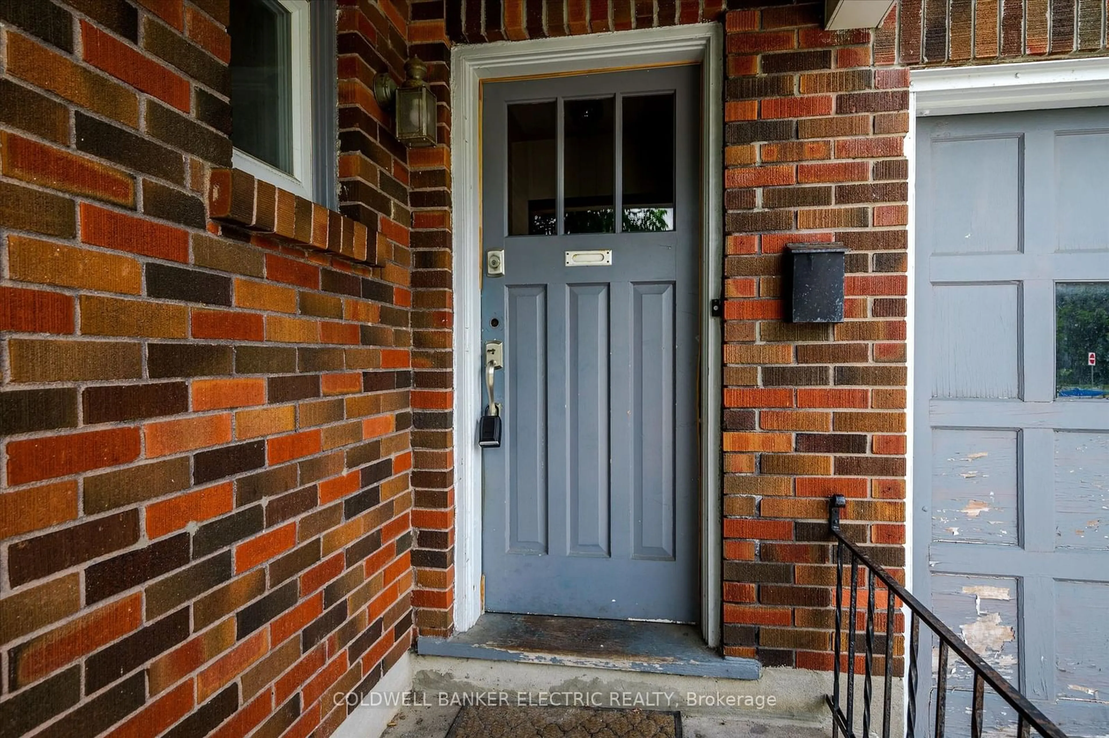 Indoor entryway, wood floors for 647 Charlotte St, Peterborough Ontario K9J 2X2