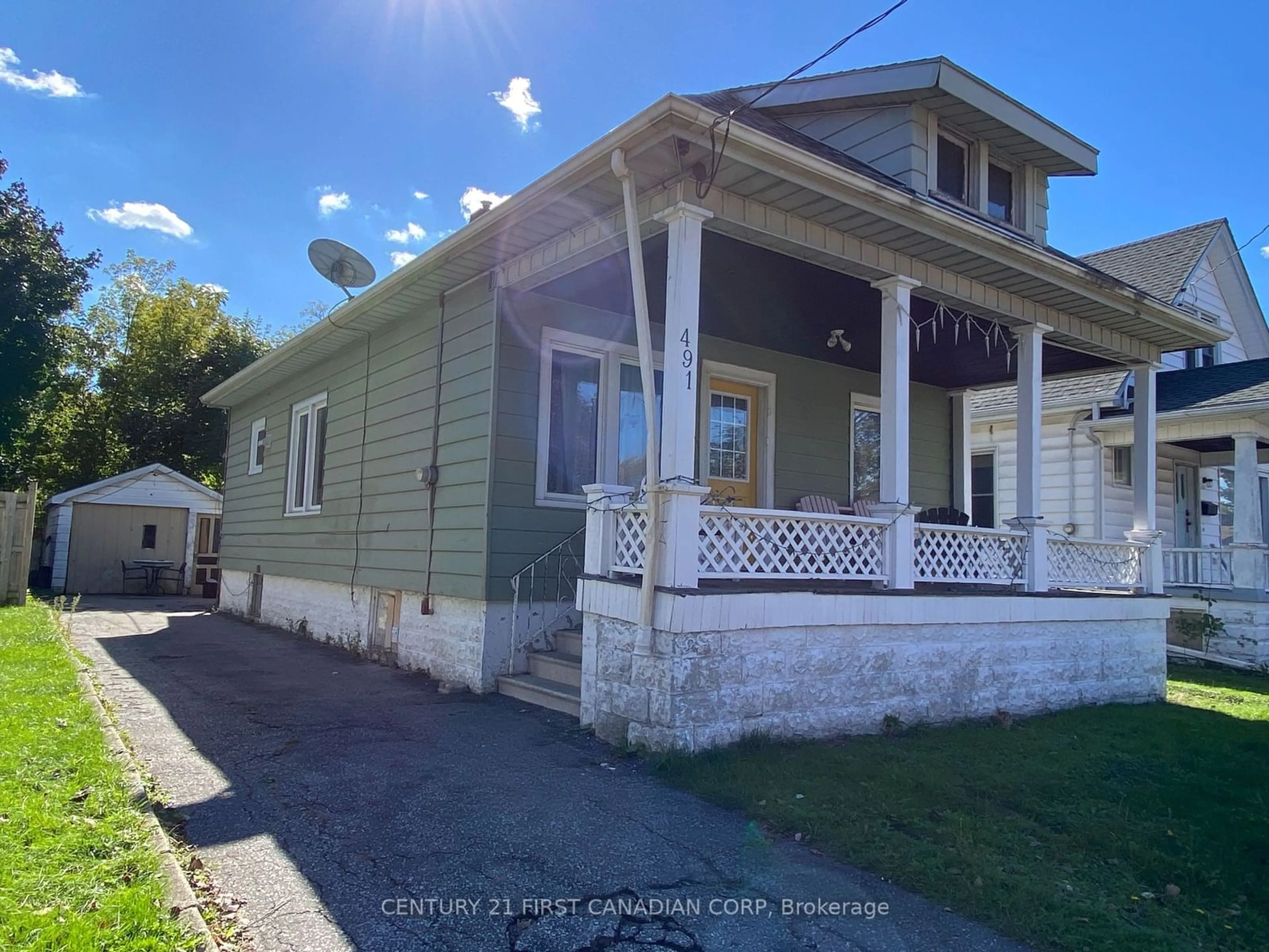 Frontside or backside of a home, the street view for 491 Wellington St, Sarnia Ontario N7T 1J1