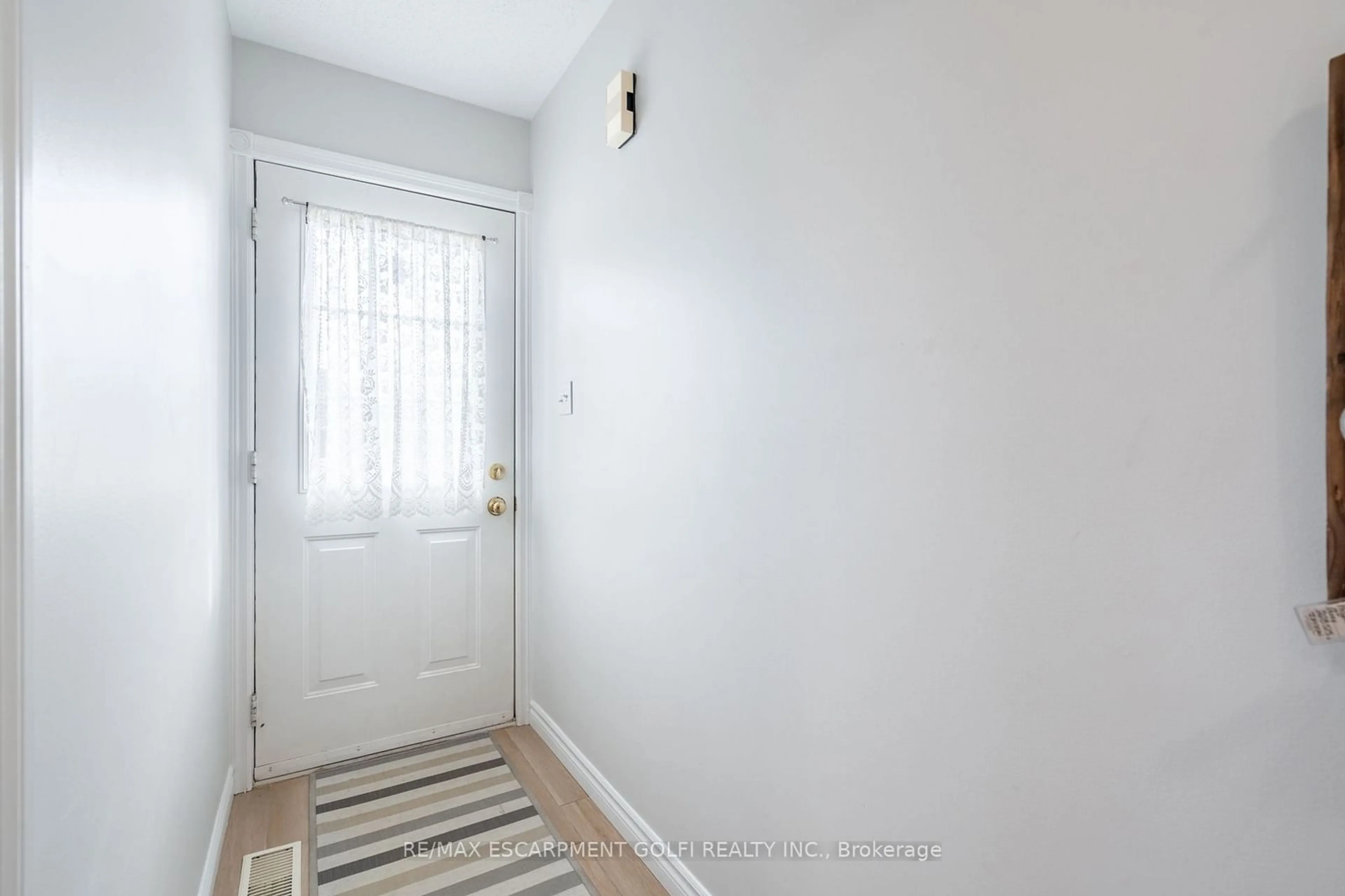 Indoor entryway, not visible floor for 58D Harris Ave, Brantford Ontario N3R 2E9