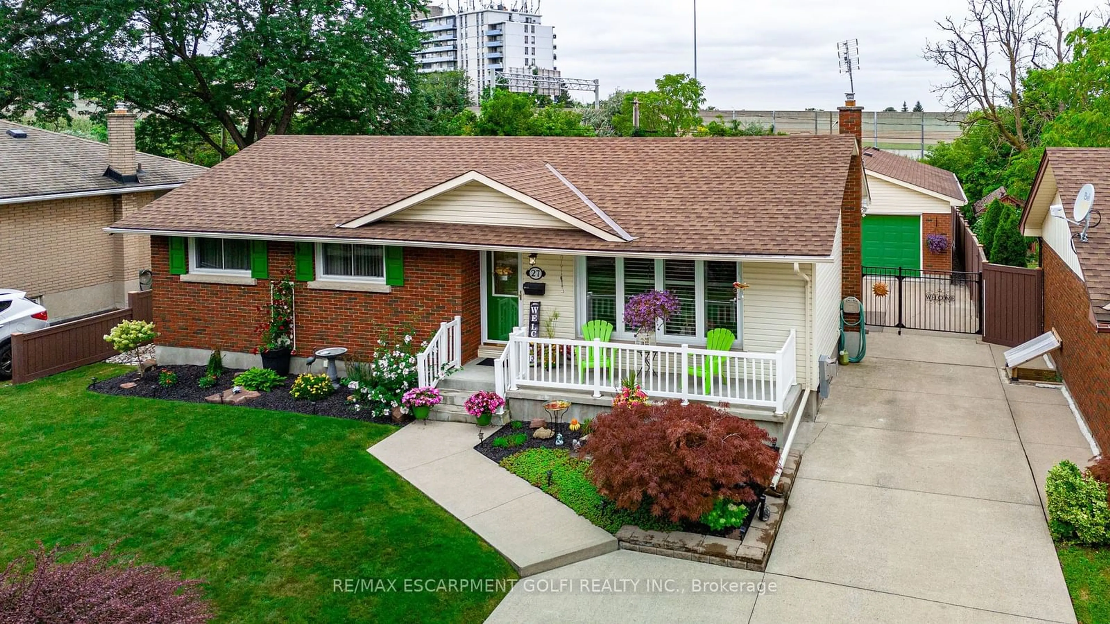 Frontside or backside of a home, cottage for 27 Warkdale Dr, St. Catharines Ontario L2T 2V8