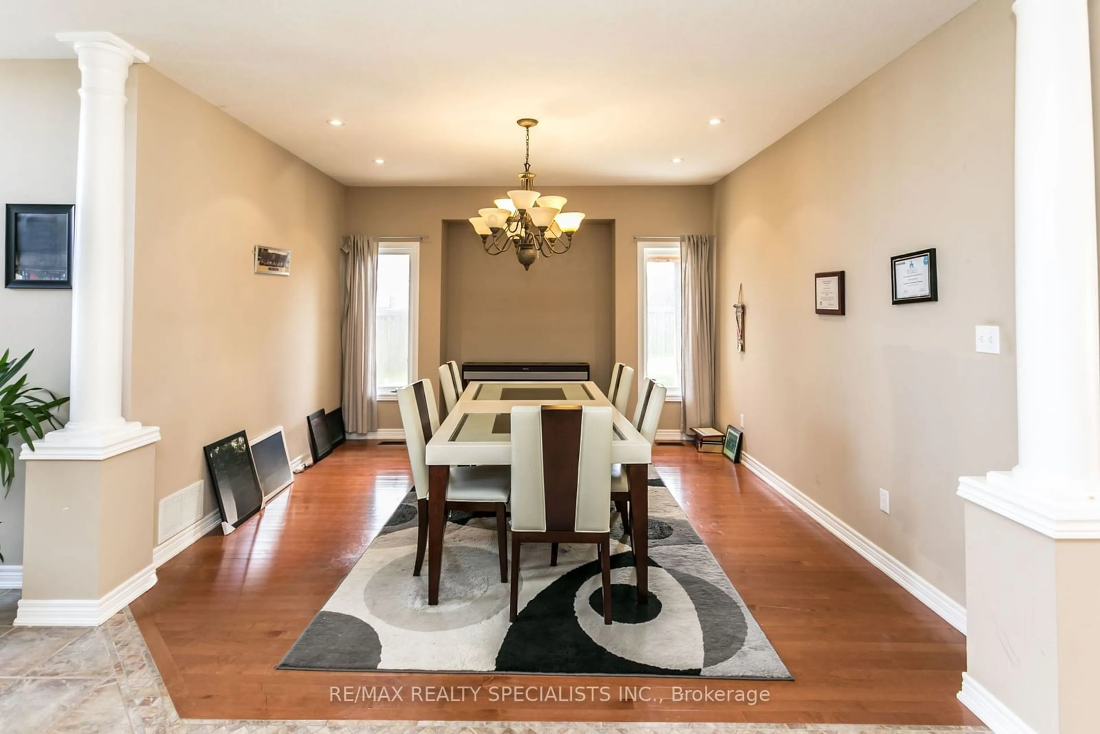 Dining room, wood floors, cottage for 8 PLAYFAIR Crt, Hamilton Ontario L9K 1R6