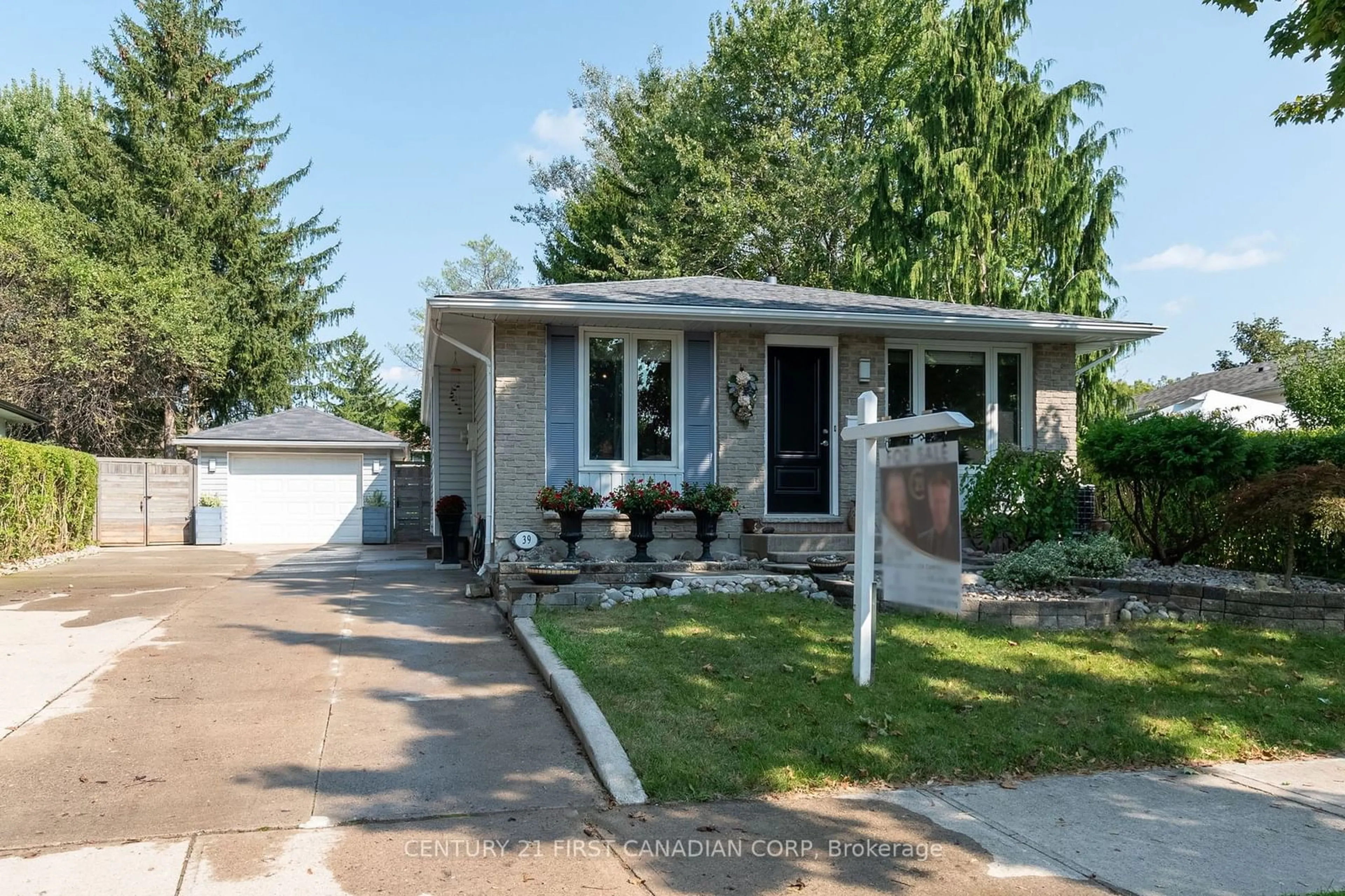 Frontside or backside of a home for 39 Brunswick Ave, London Ontario N6G 3K4