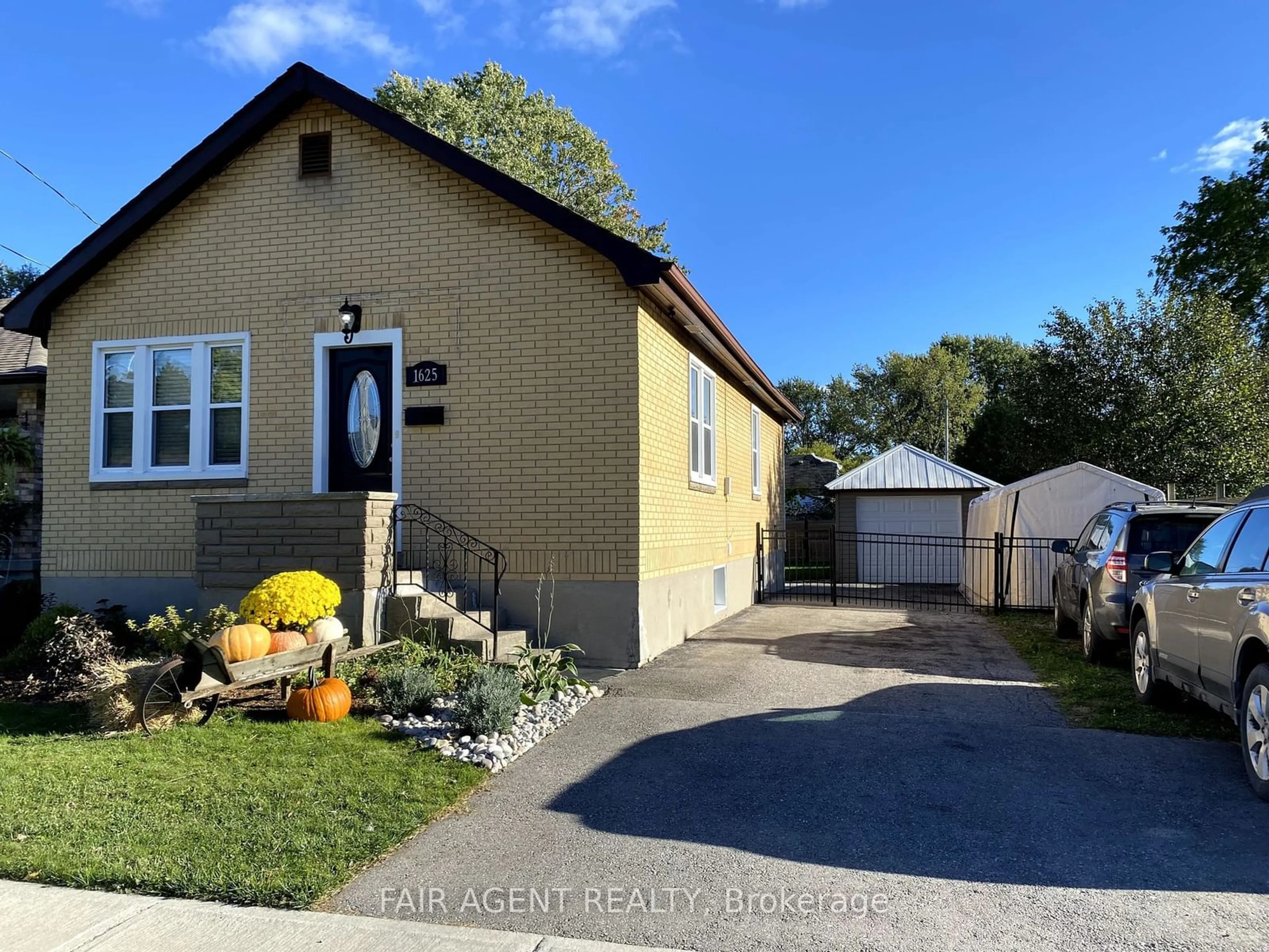 Frontside or backside of a home, cottage for 1625 HAIG St, London Ontario N5W 2P3