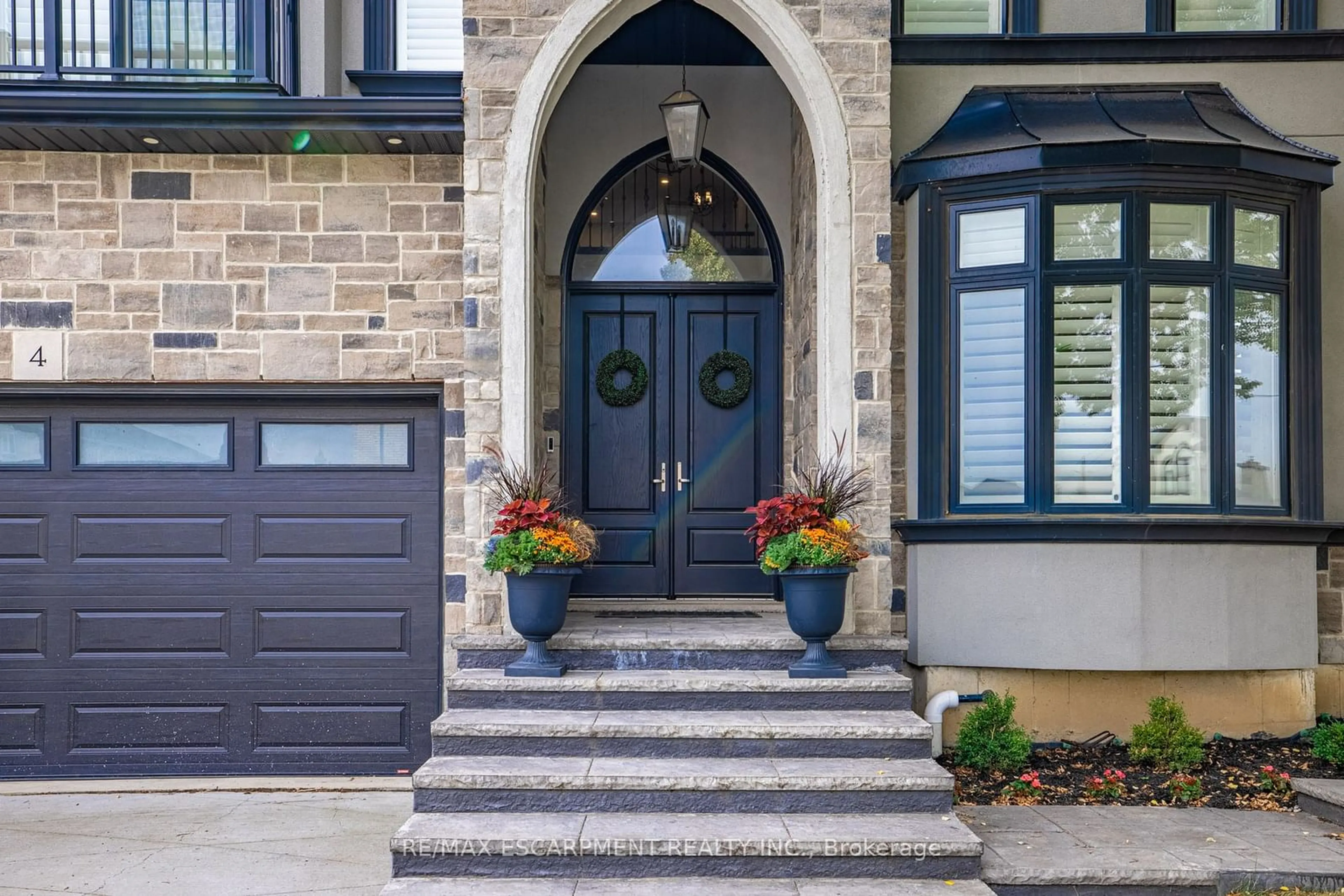 Indoor entryway, ceramic floors for 4 Lockman Dr, Hamilton Ontario L9K 0C1