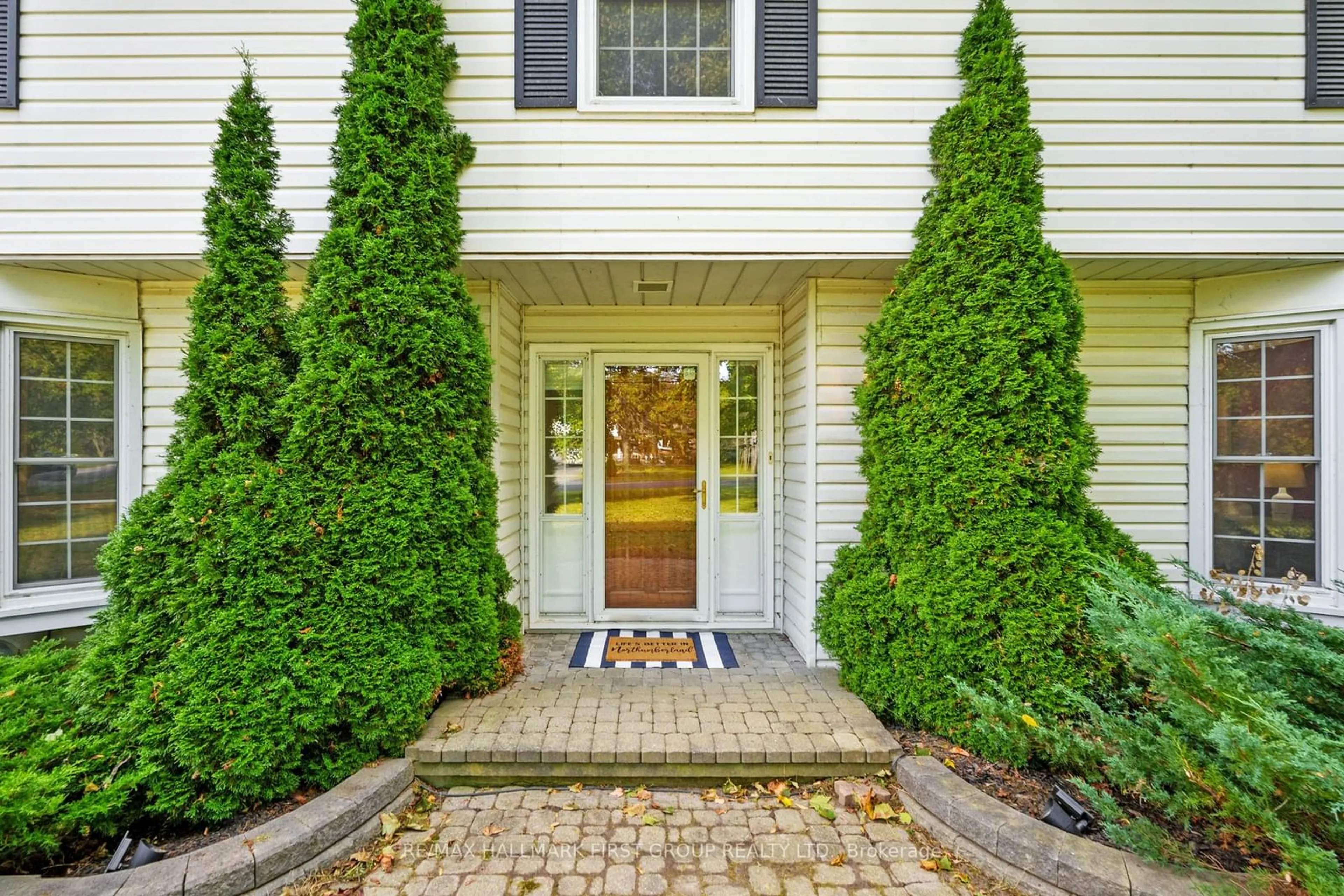 Indoor entryway, wood floors for 401 Lakeshore Dr, Cobourg Ontario K9A 1S2