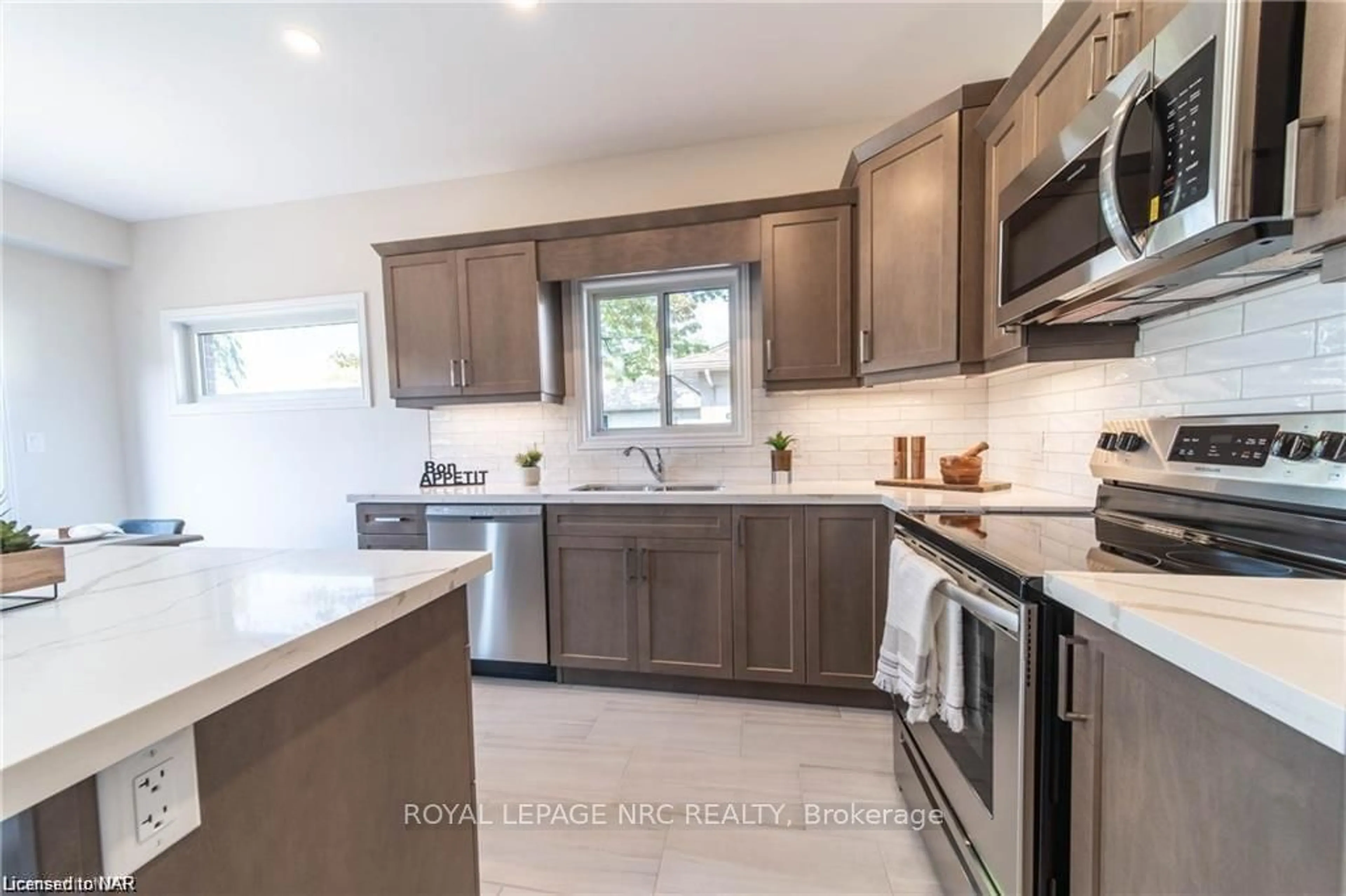 Open concept kitchen for 5 Alicia Cres, Thorold Ontario L2V 0M1