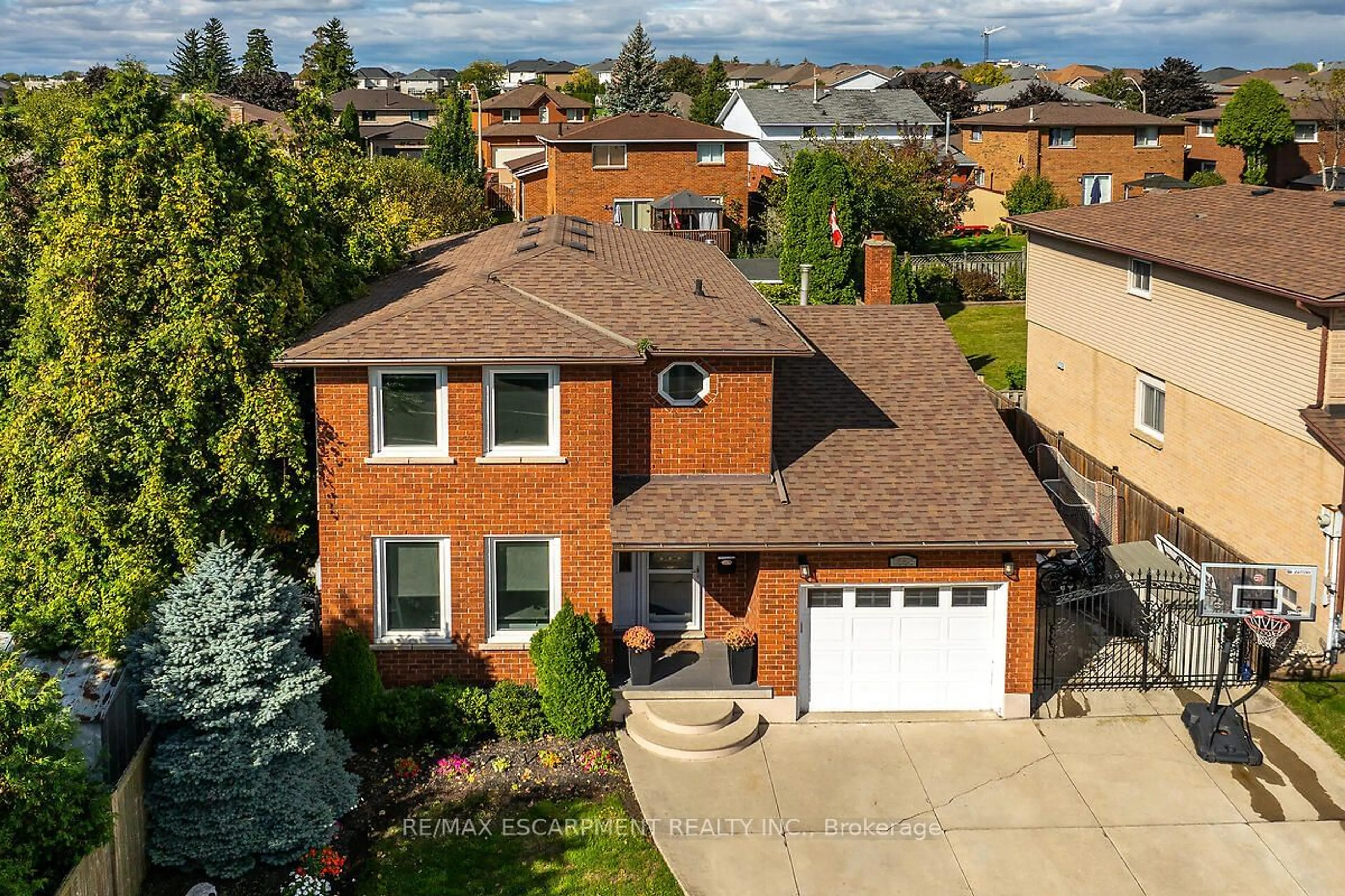 Frontside or backside of a home, the street view for 1558 Upper Wellington St, Hamilton Ontario L9B 2C1