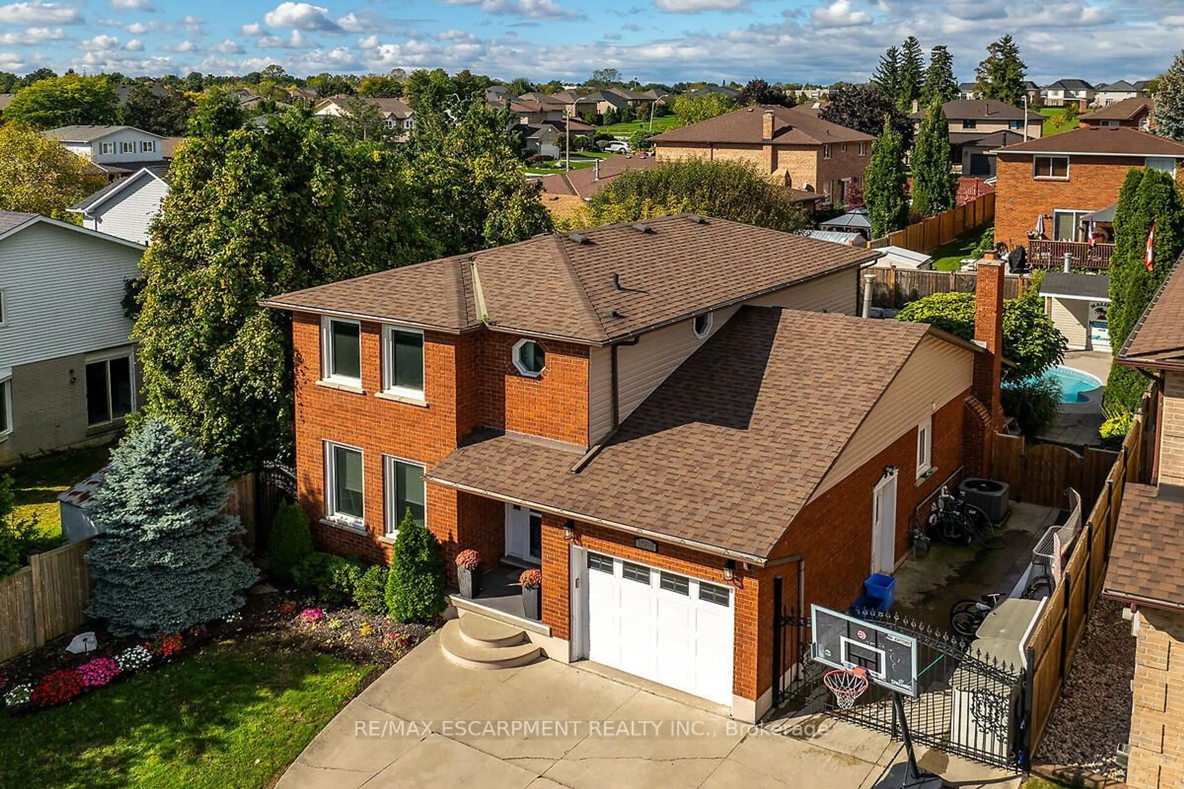 Frontside or backside of a home, the street view for 1558 Upper Wellington St, Hamilton Ontario L9B 2C1