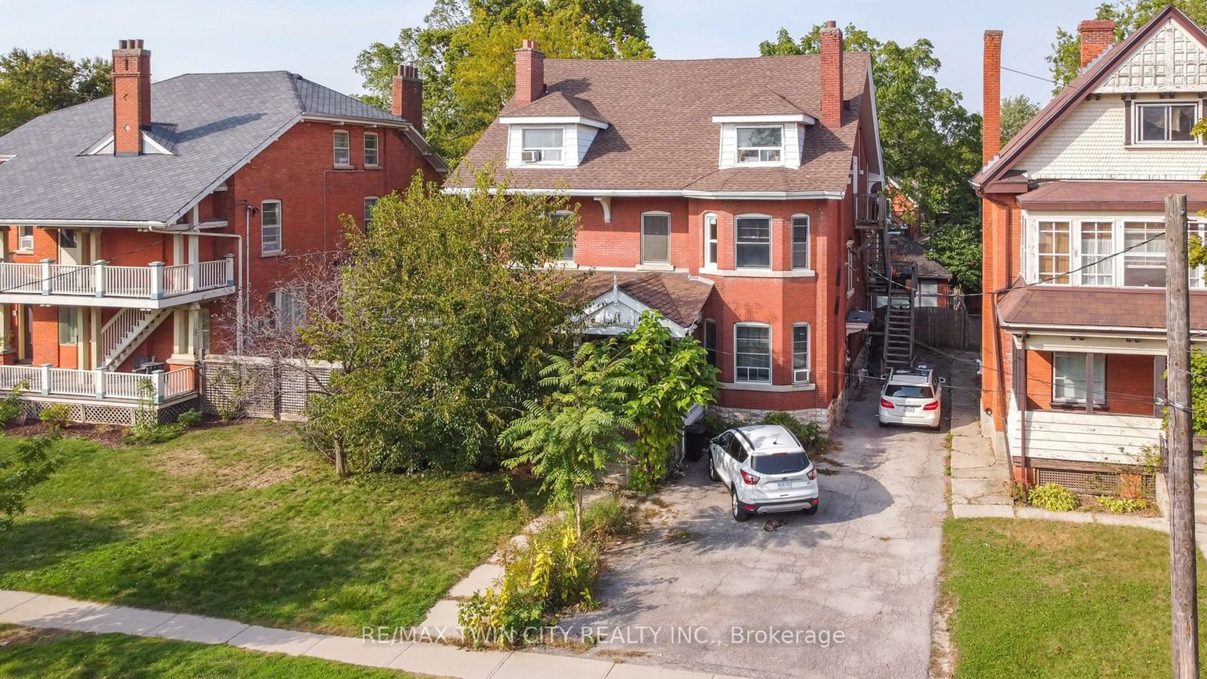 A pic from exterior of the house or condo, the street view for 162 Chatham St, Brantford Ontario N3S 4G4