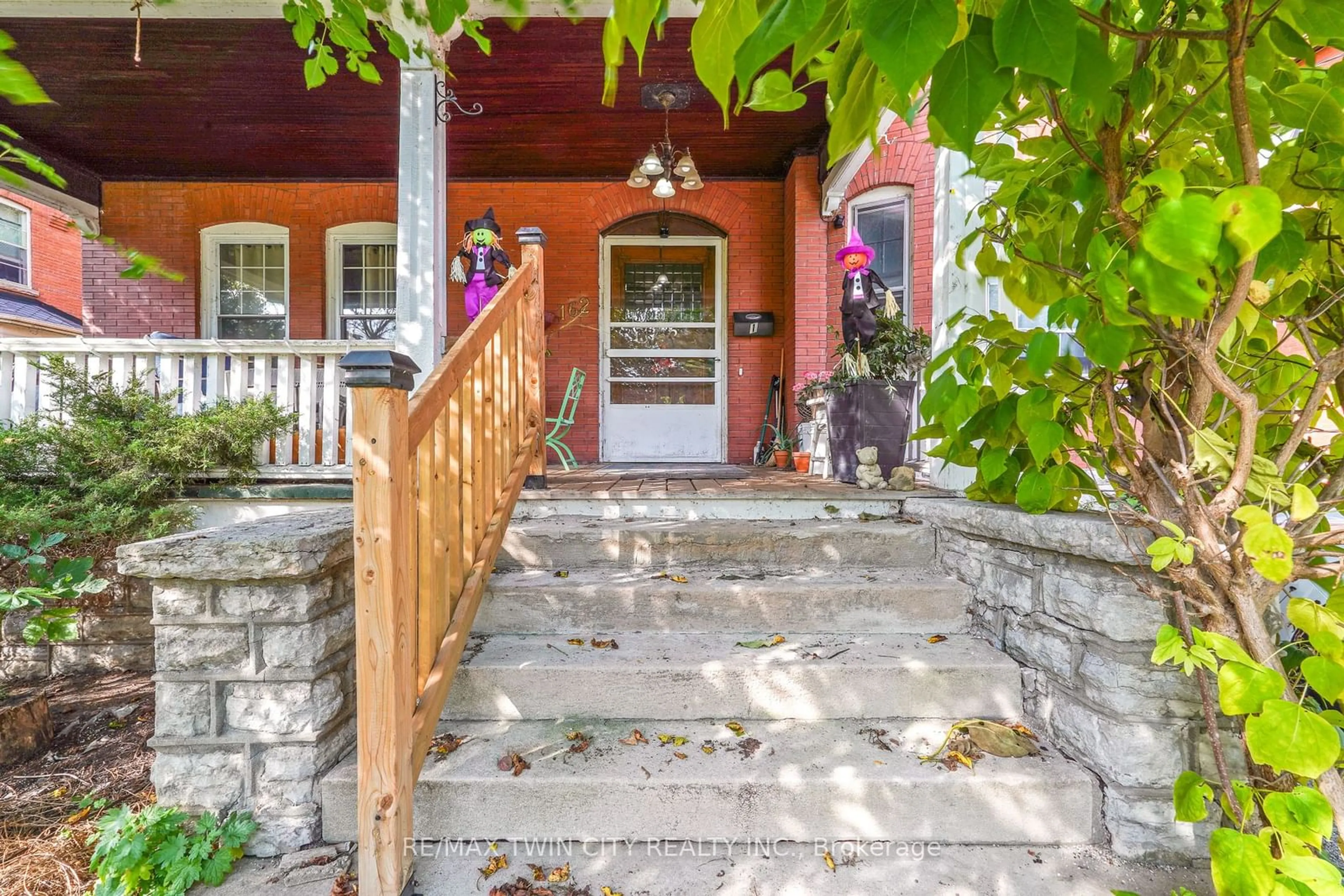 Indoor entryway for 162 Chatham St, Brantford Ontario N3S 4G4