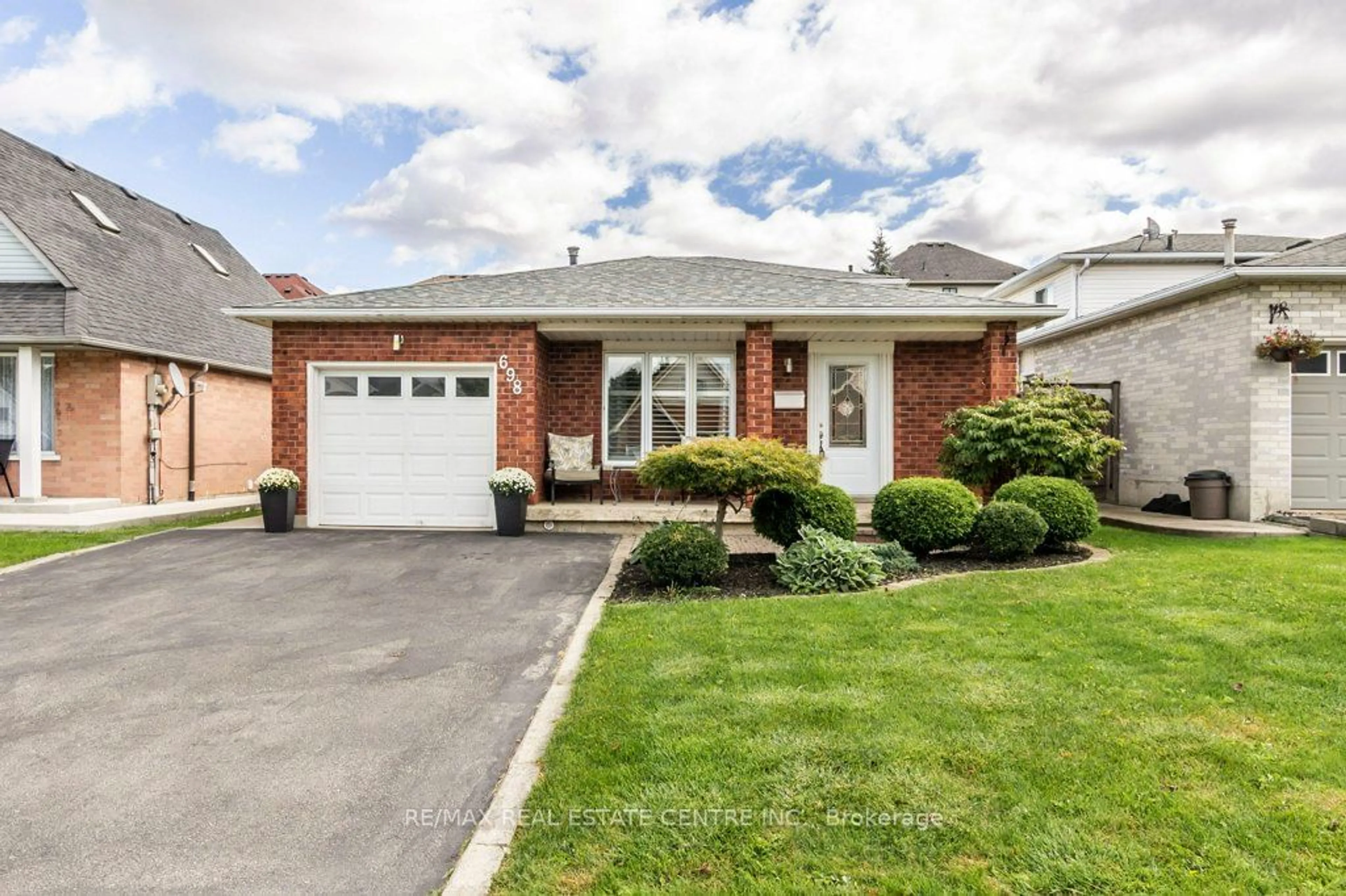 Frontside or backside of a home, cottage for 698 Acadia Dr, Hamilton Ontario L8W 3V2