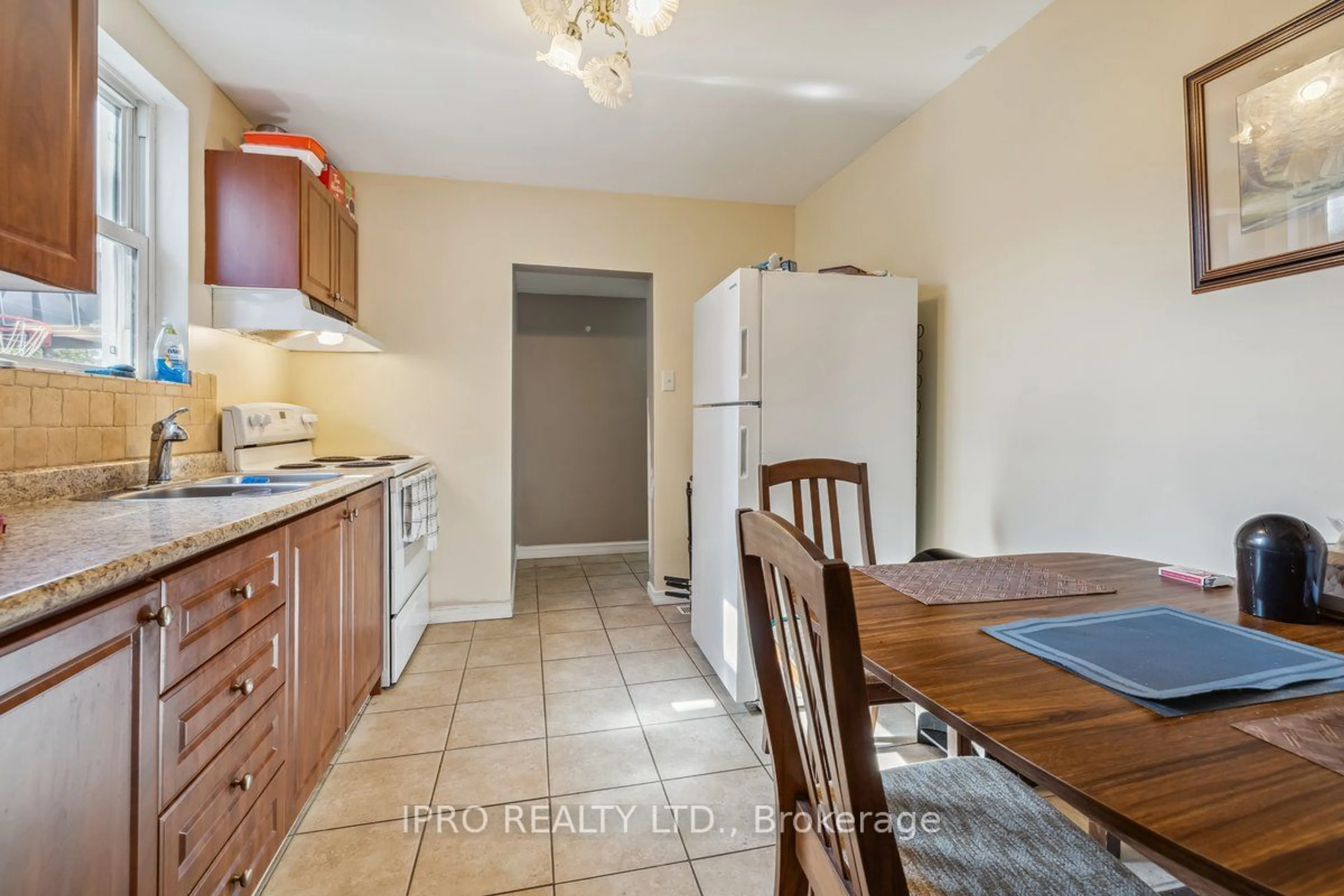 Standard kitchen, cottage for 587 Waterloo St, Hamilton Ontario L8H 6V6