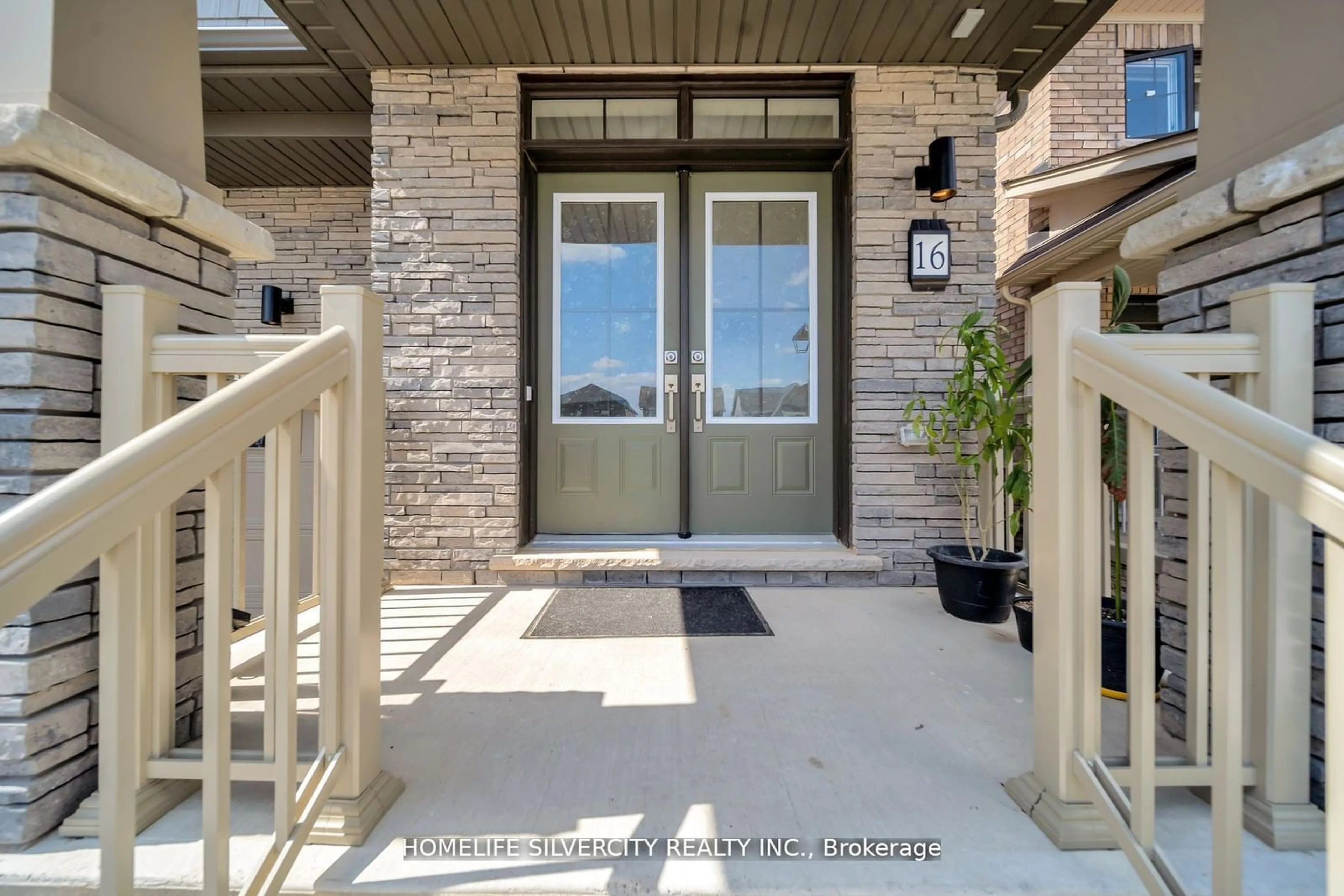 Indoor entryway for 16 Cahill Dr, Brantford Ontario N3T 0V5