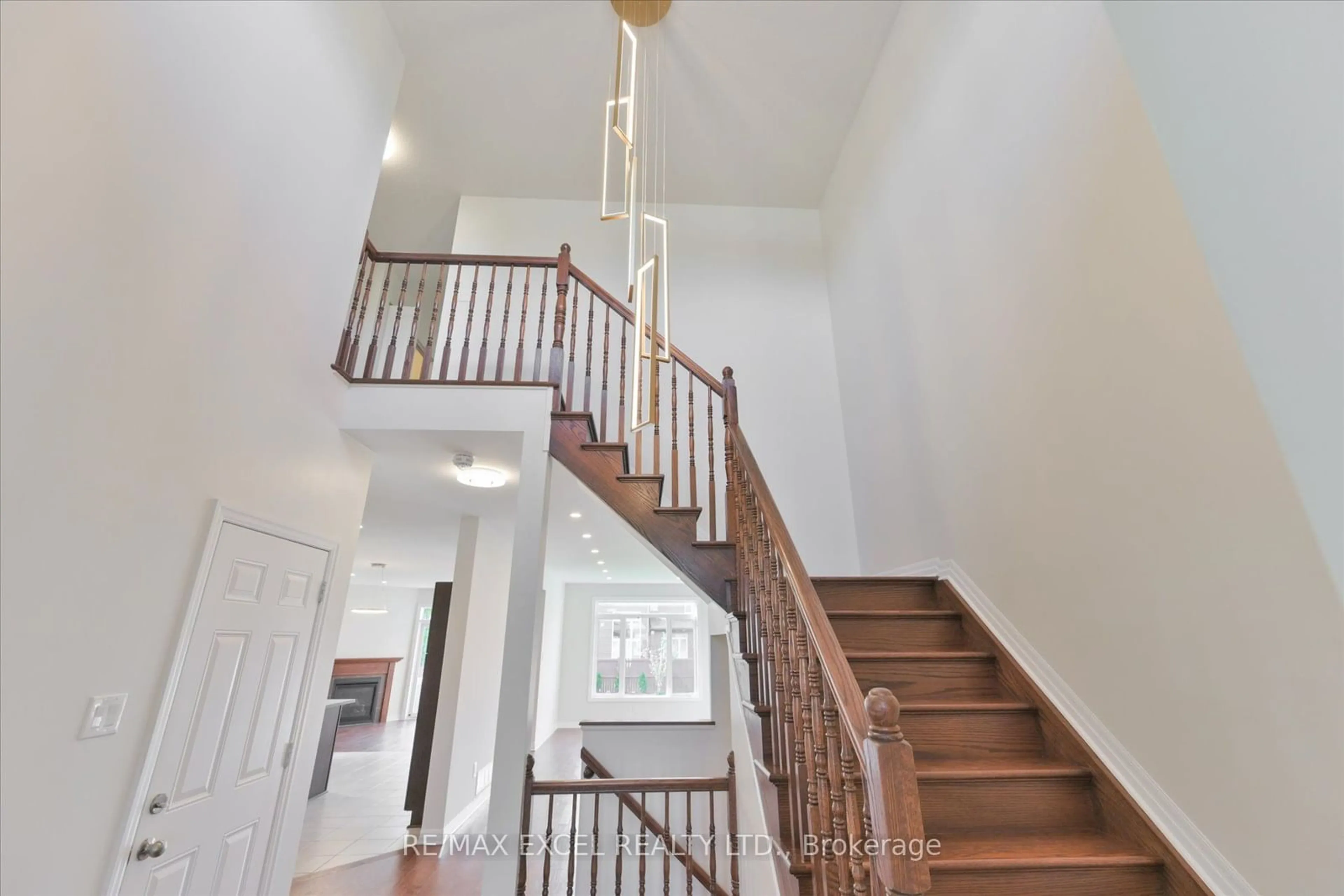 Indoor foyer, wood floors for 516 Peerless St, Barrhaven Ontario K2J 6A5