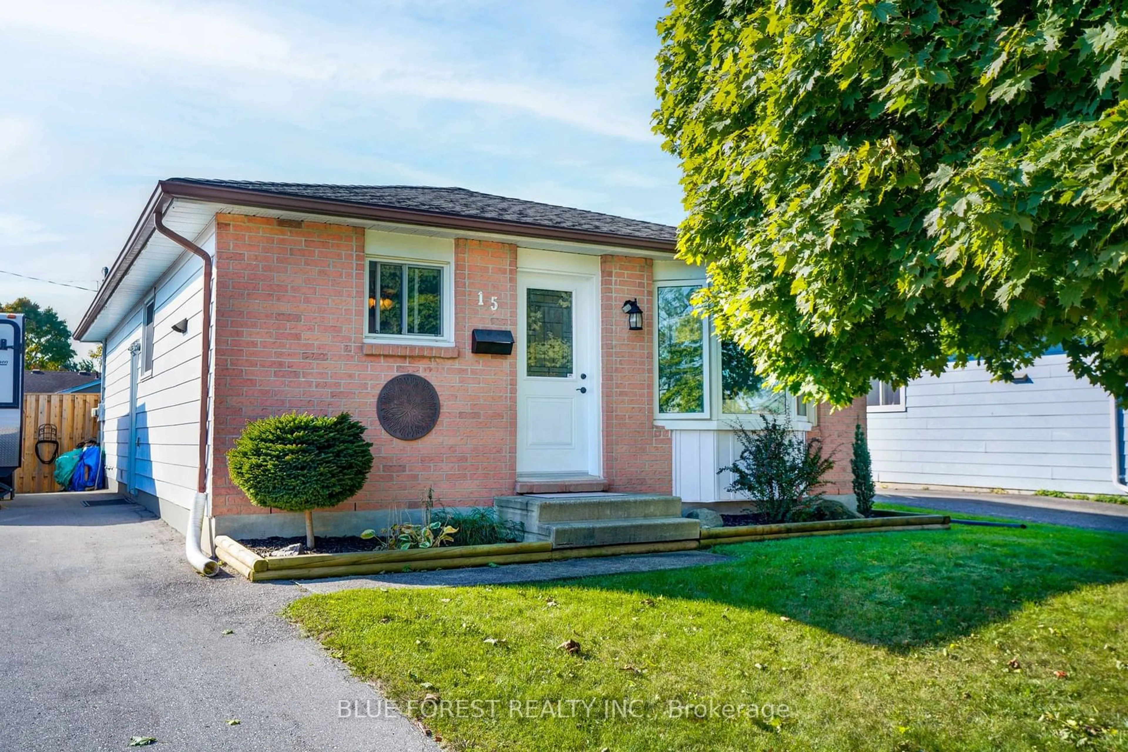 Frontside or backside of a home, cottage for 15 Paddon St, St. Thomas Ontario N5R 5S8