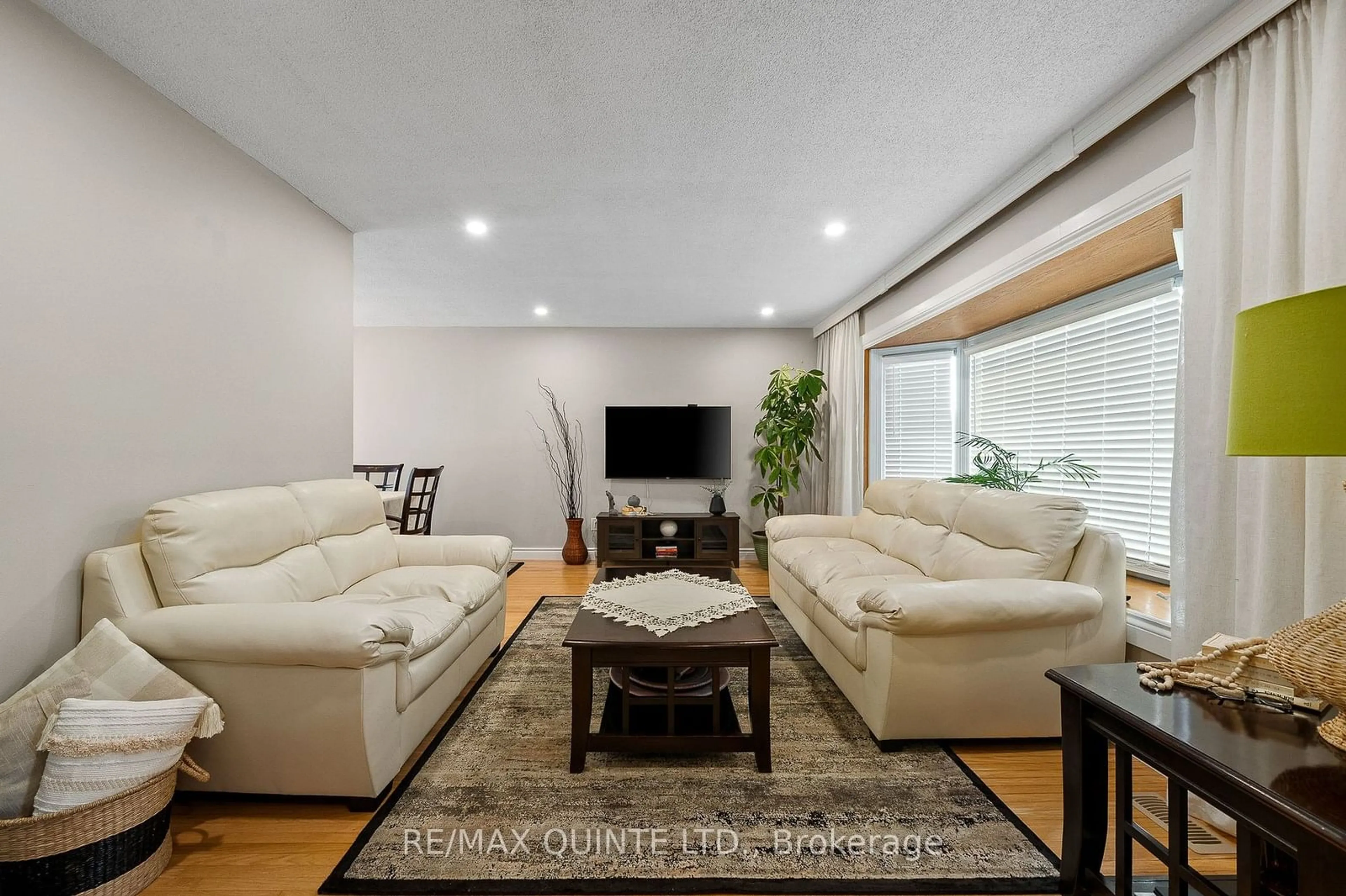 Living room, wood floors for 28 Catalina Dr, Quinte West Ontario K8R 1C5