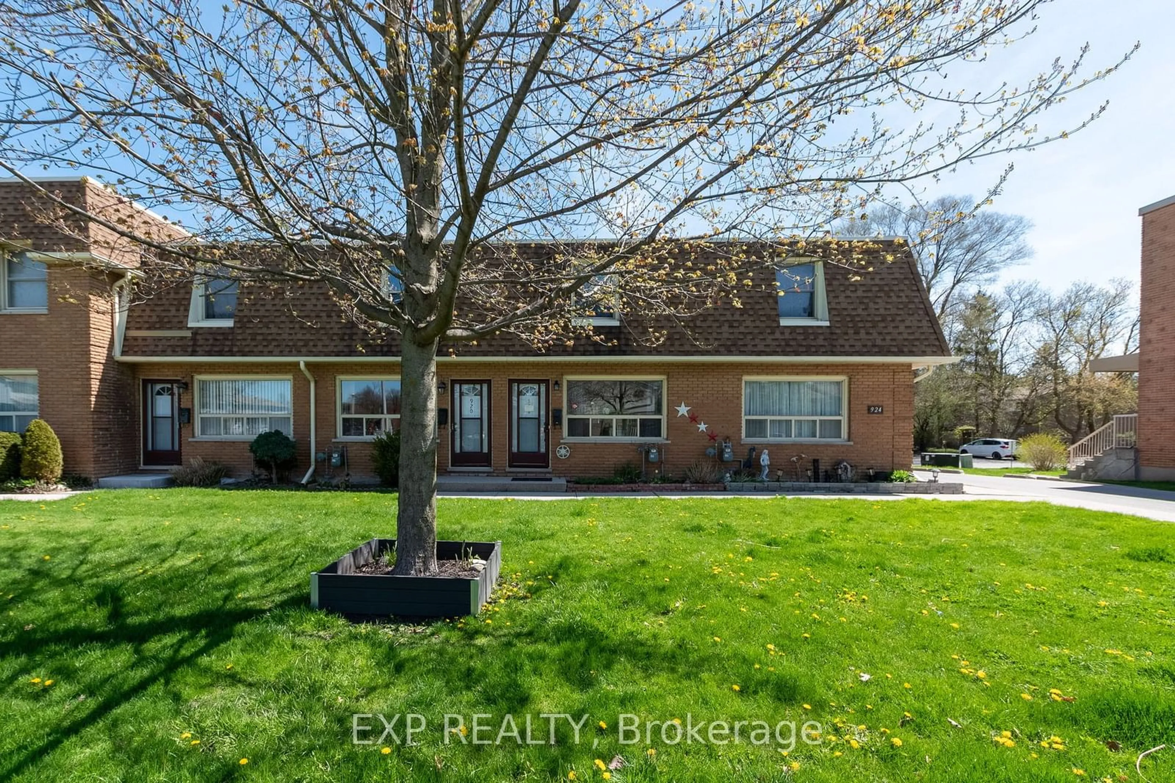 A pic from exterior of the house or condo, the street view for 922 Notre Dame Dr, London Ontario N6J 3C4