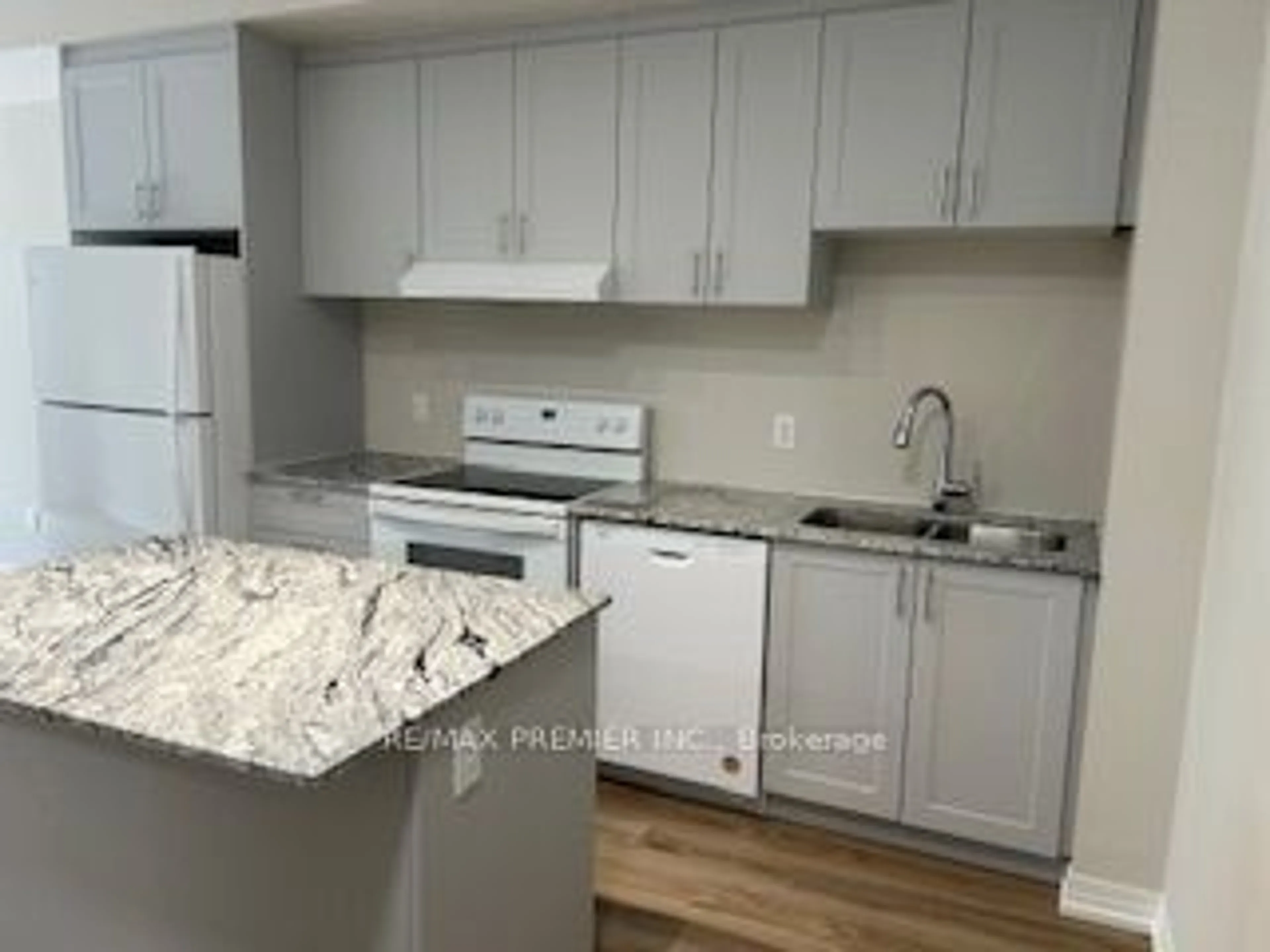 Standard kitchen, cottage for 50 Herrick Ave #GL 02, St. Catharines Ontario L2P 0G3