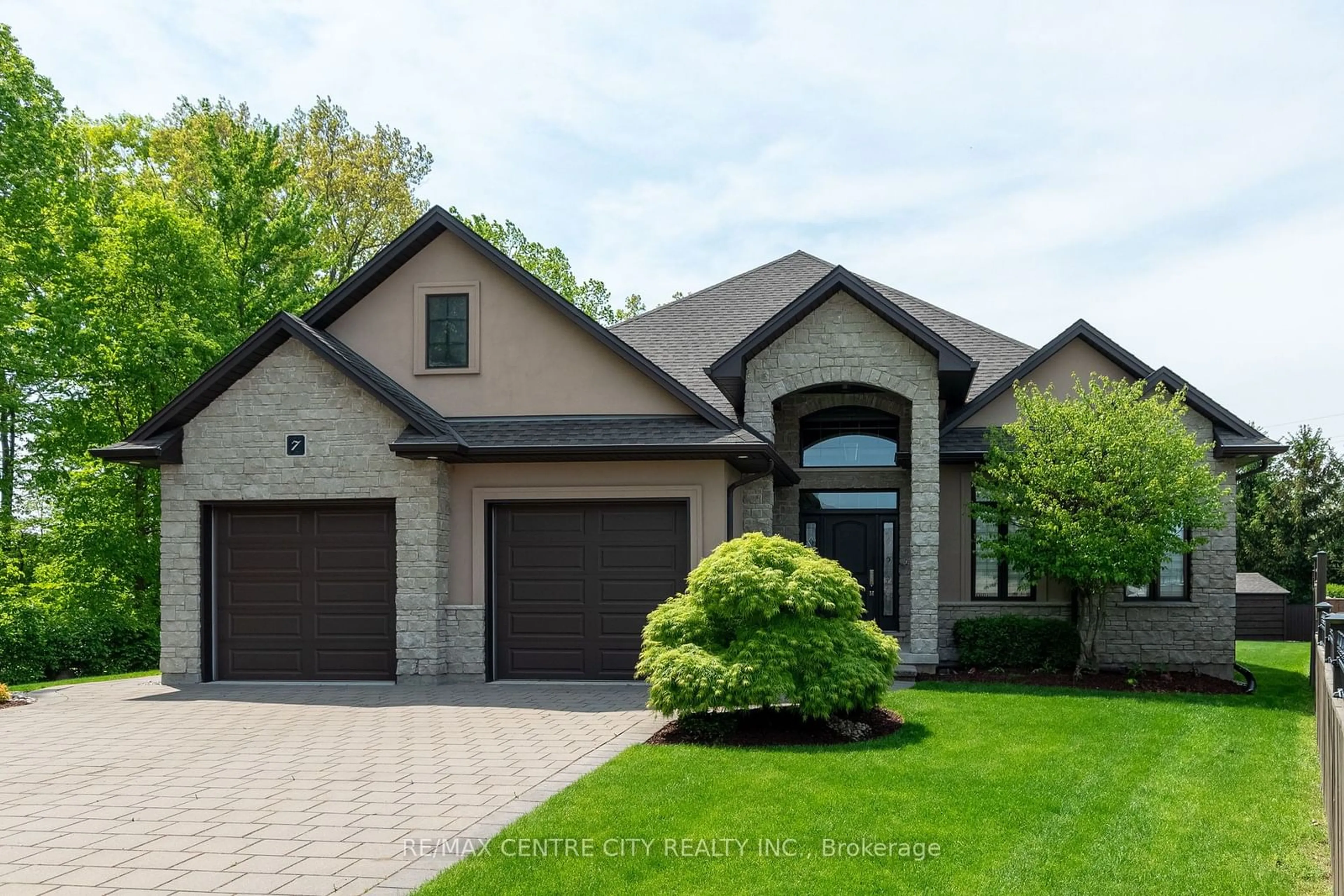 Home with brick exterior material for 7 Drake Crt, Strathroy-Caradoc Ontario N7G 0E1