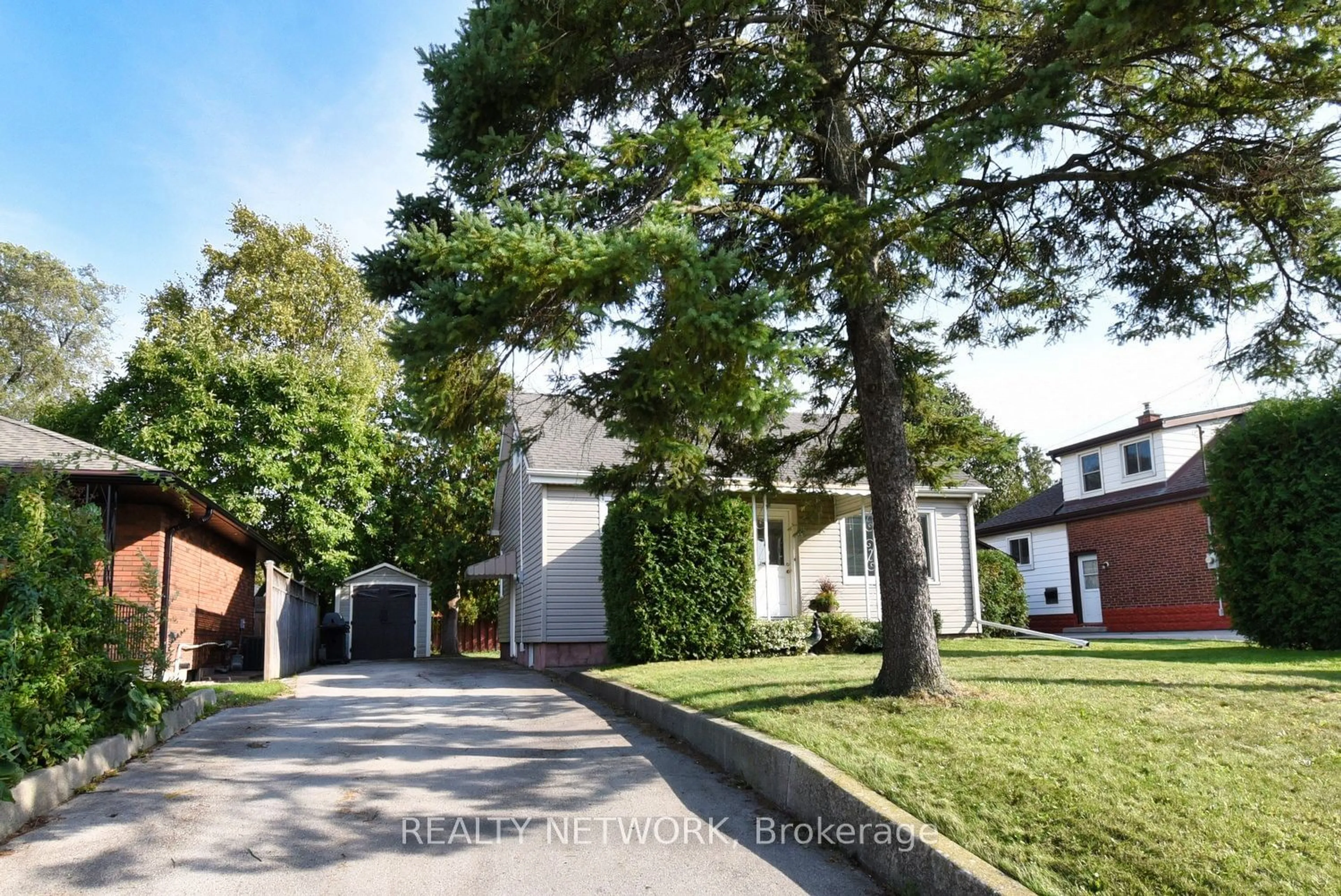 Frontside or backside of a home, the street view for 243 West 19th St, Hamilton Ontario L9C 4J3