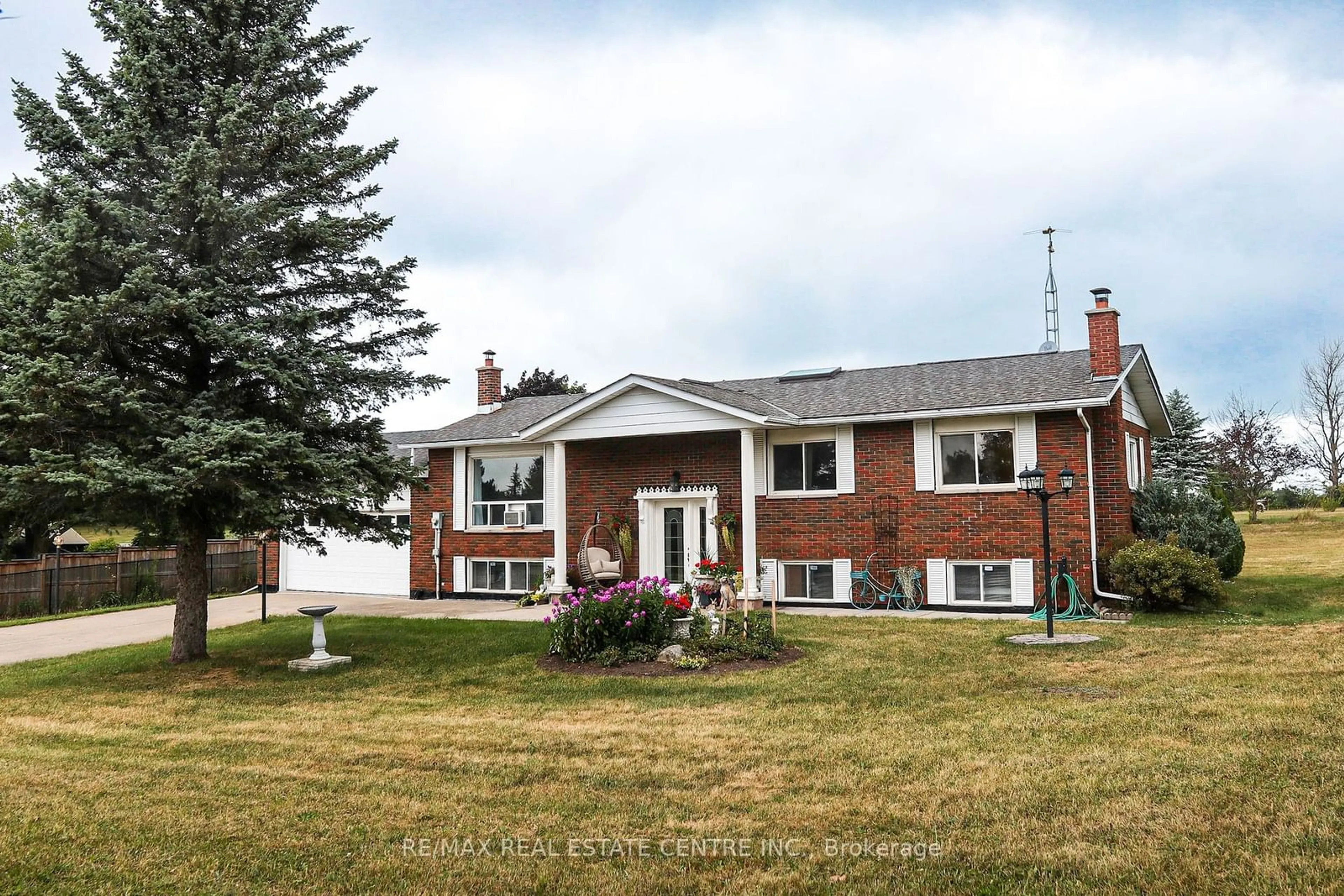 Home with brick exterior material for 2 Kingsland Ave, Mulmur Ontario L9V 3H1