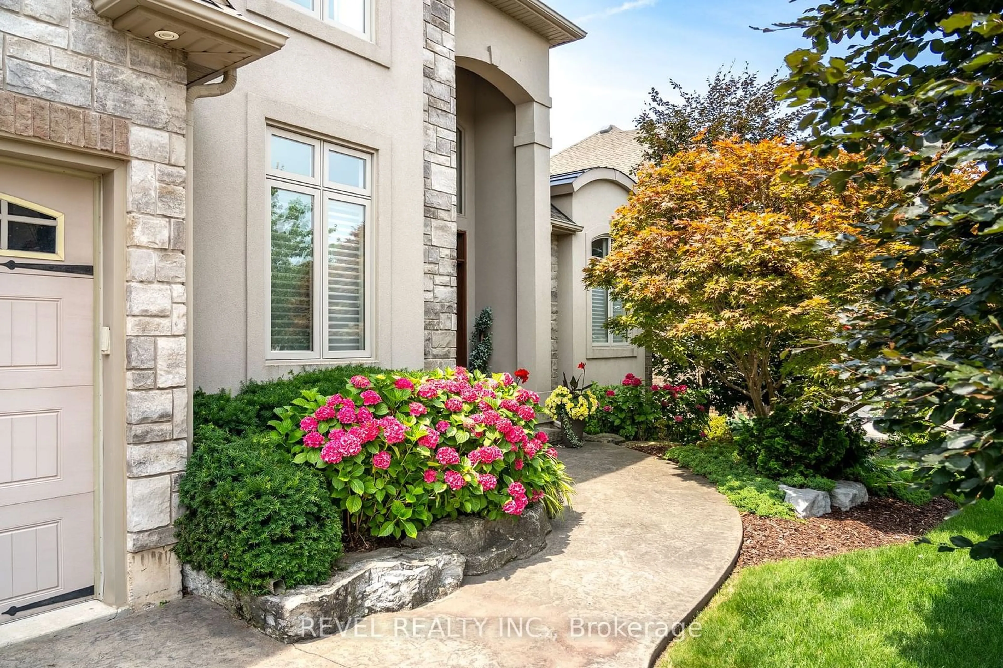 Indoor entryway, carpet floors for 22 Red Haven Dr, Niagara-on-the-Lake Ontario L0S 1P0