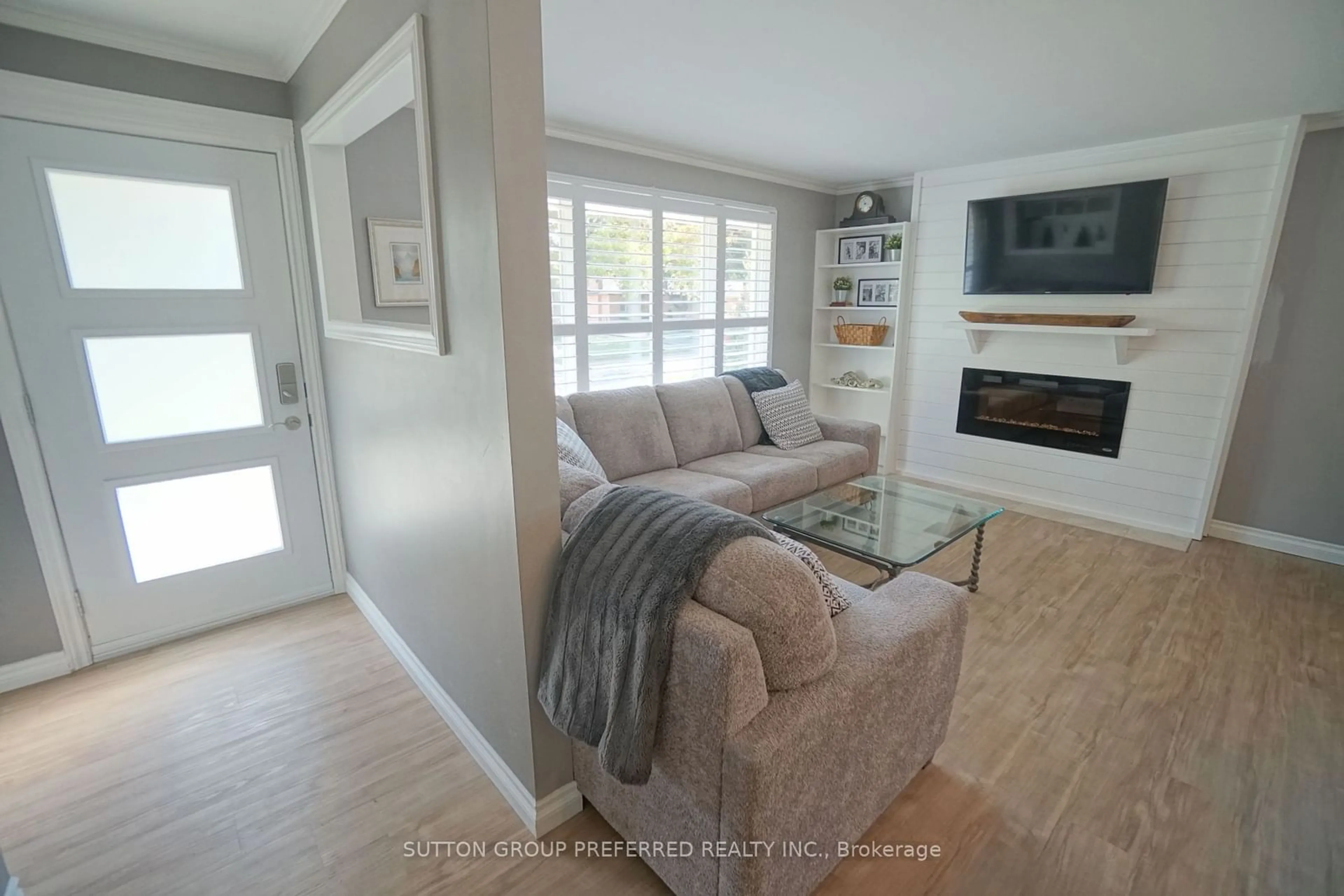 Living room for 572 Ridgewood Cres, London Ontario N6J 3J2