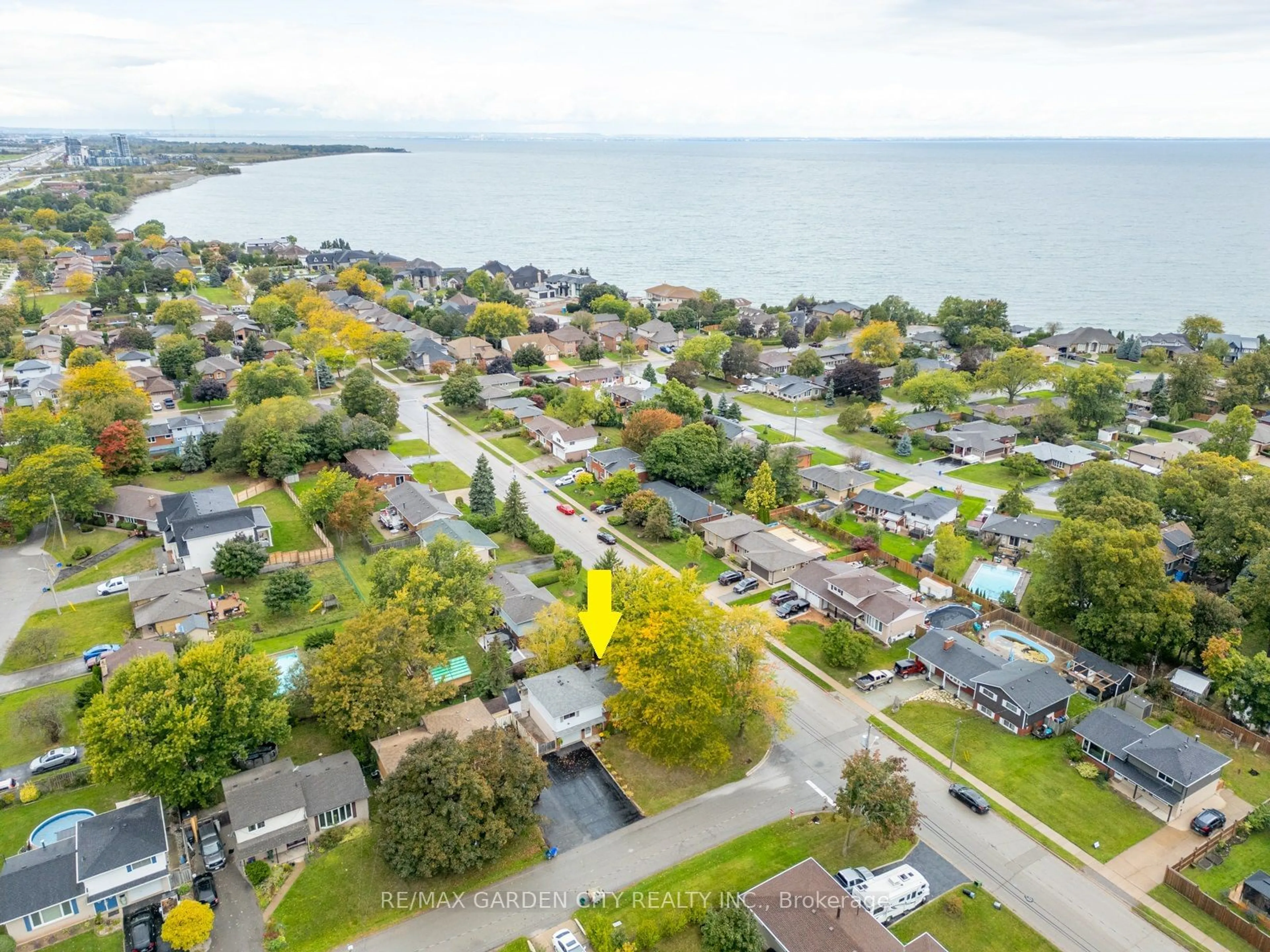 A pic from exterior of the house or condo, the street view for 11 Centennial Dr, Grimsby Ontario L3M 3V9