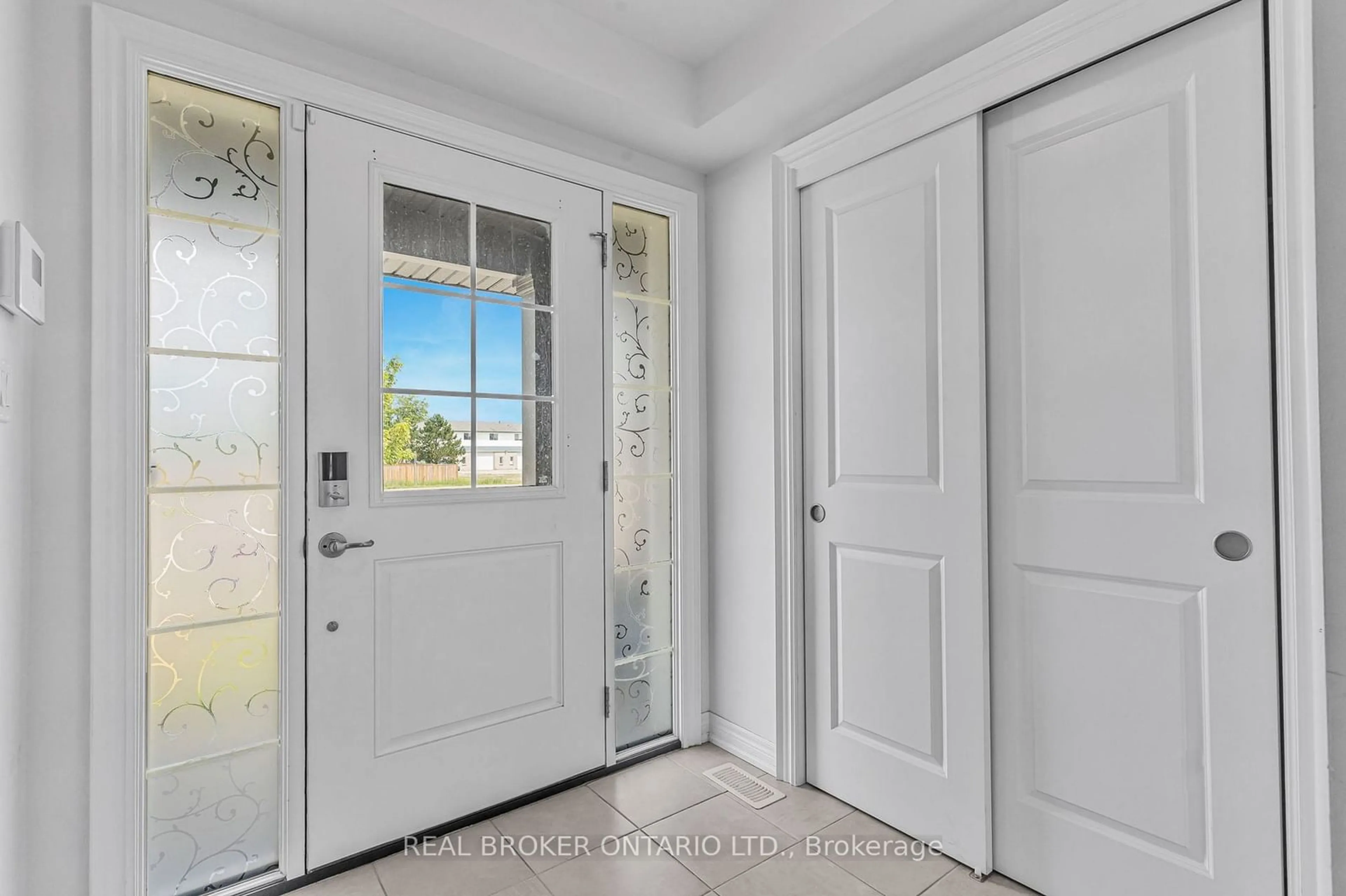 Indoor entryway, wood floors for 556 Julia Dr, Welland Ontario L3C 0G7