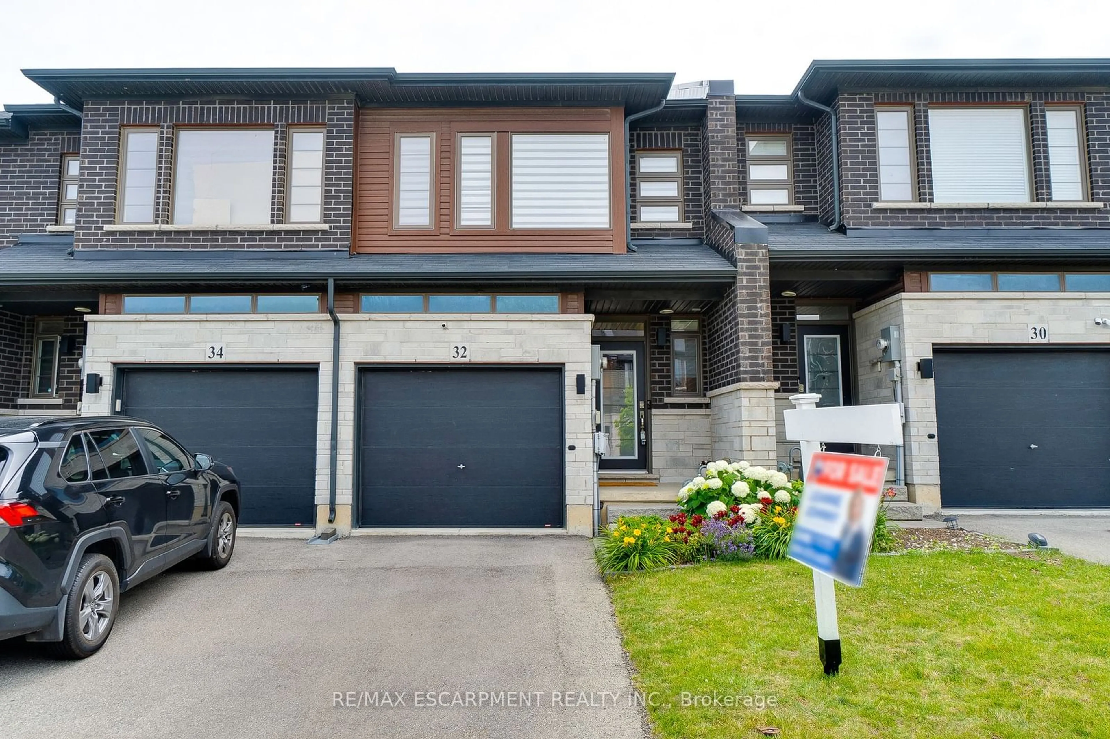 Frontside or backside of a home, the street view for 32 Greenwich Ave, Hamilton Ontario L8J 0L5