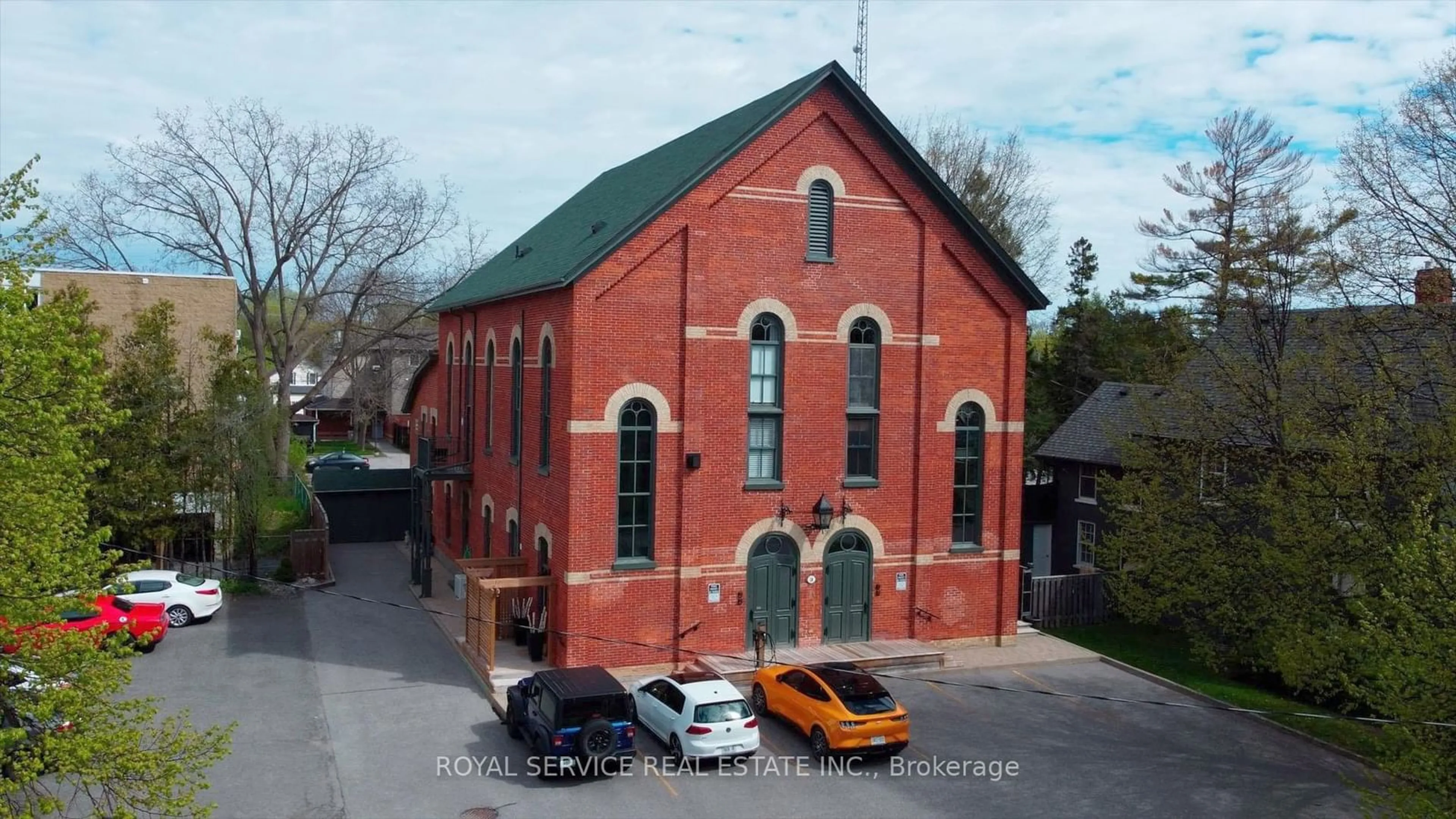 A pic from exterior of the house or condo, the front or back of building for 18 Chapel St #6, Cobourg Ontario K9A 1H9